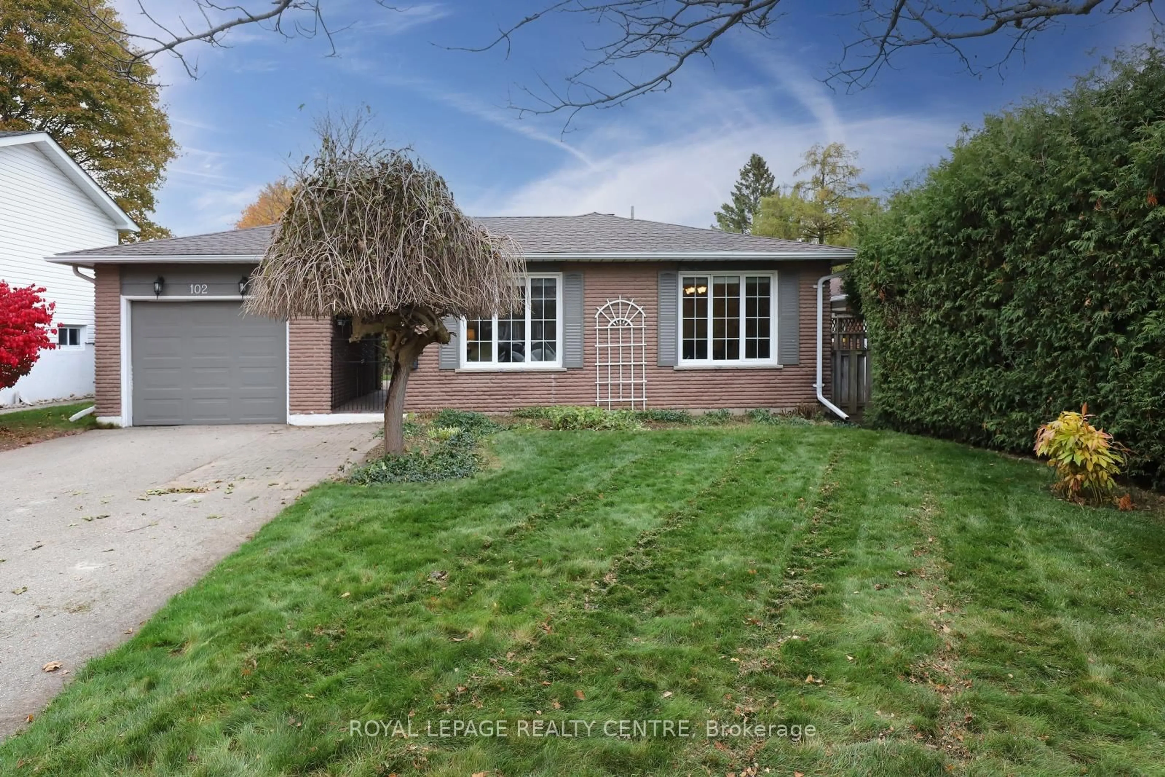 A pic from outside/outdoor area/front of a property/back of a property/a pic from drone, street for 102 Church St, Orangeville Ontario L9W 1P2