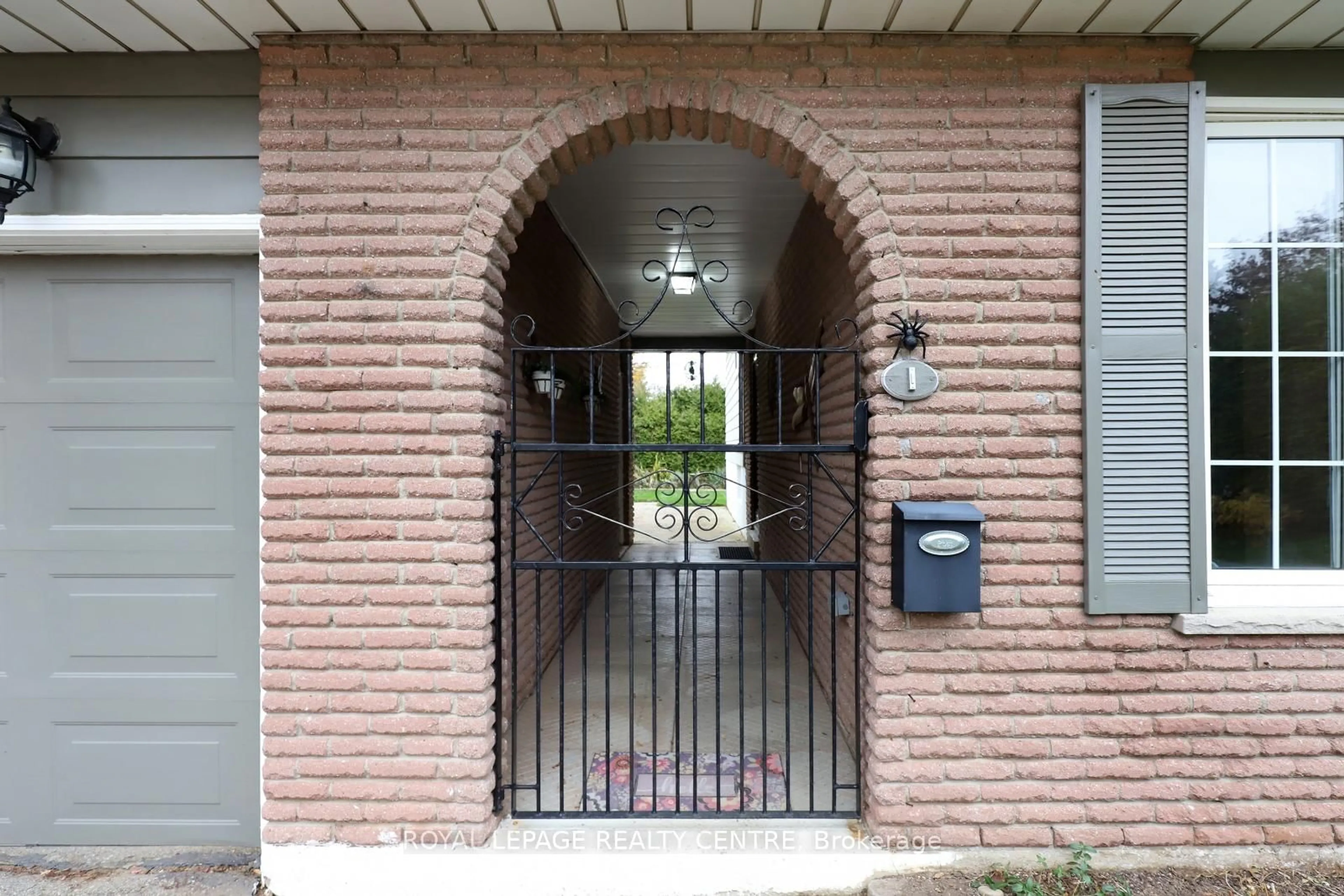 Indoor entryway for 102 Church St, Orangeville Ontario L9W 1P2