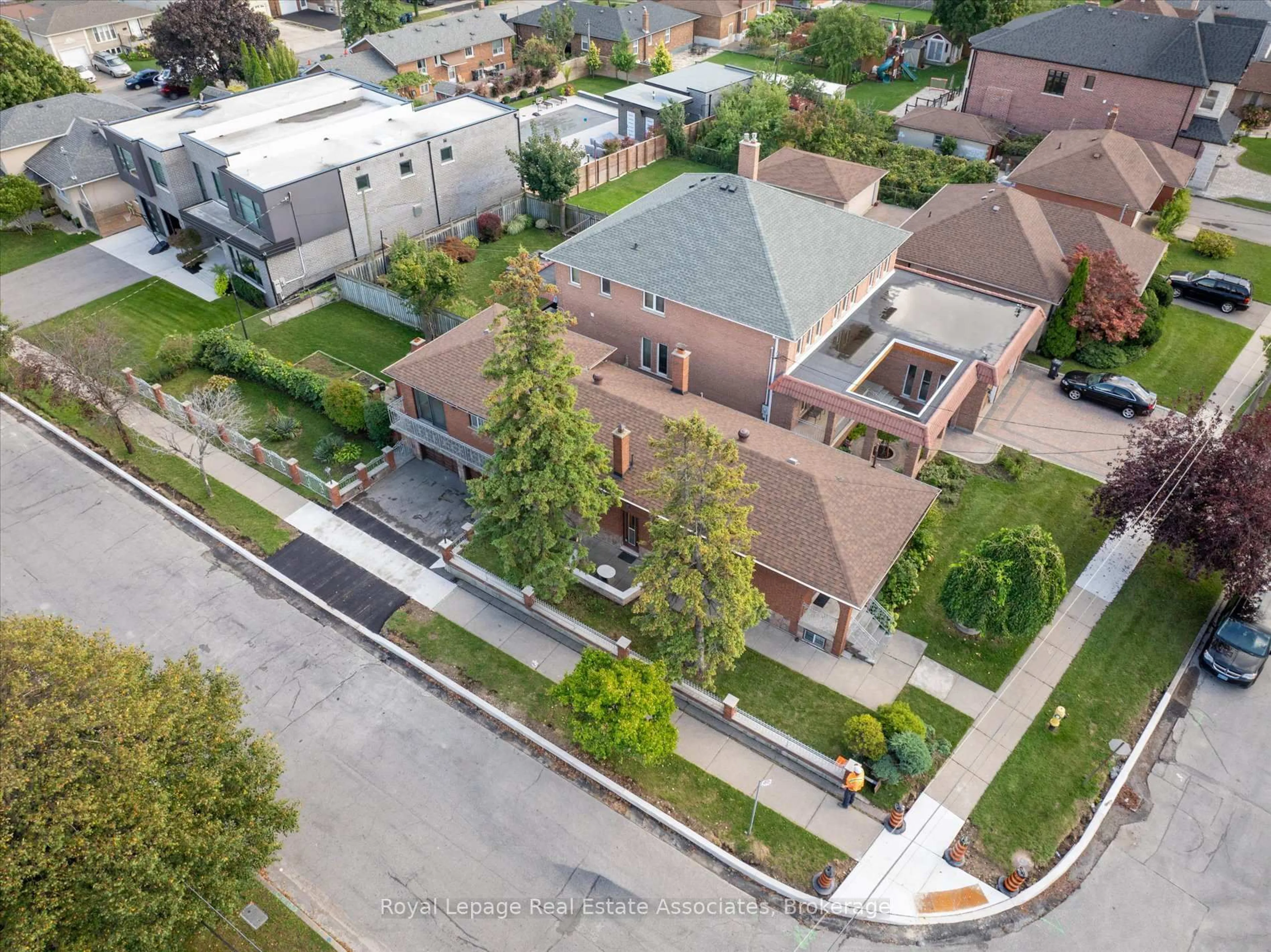 A pic from outside/outdoor area/front of a property/back of a property/a pic from drone, street for 135 Jay St, Toronto Ontario M6L 2M3