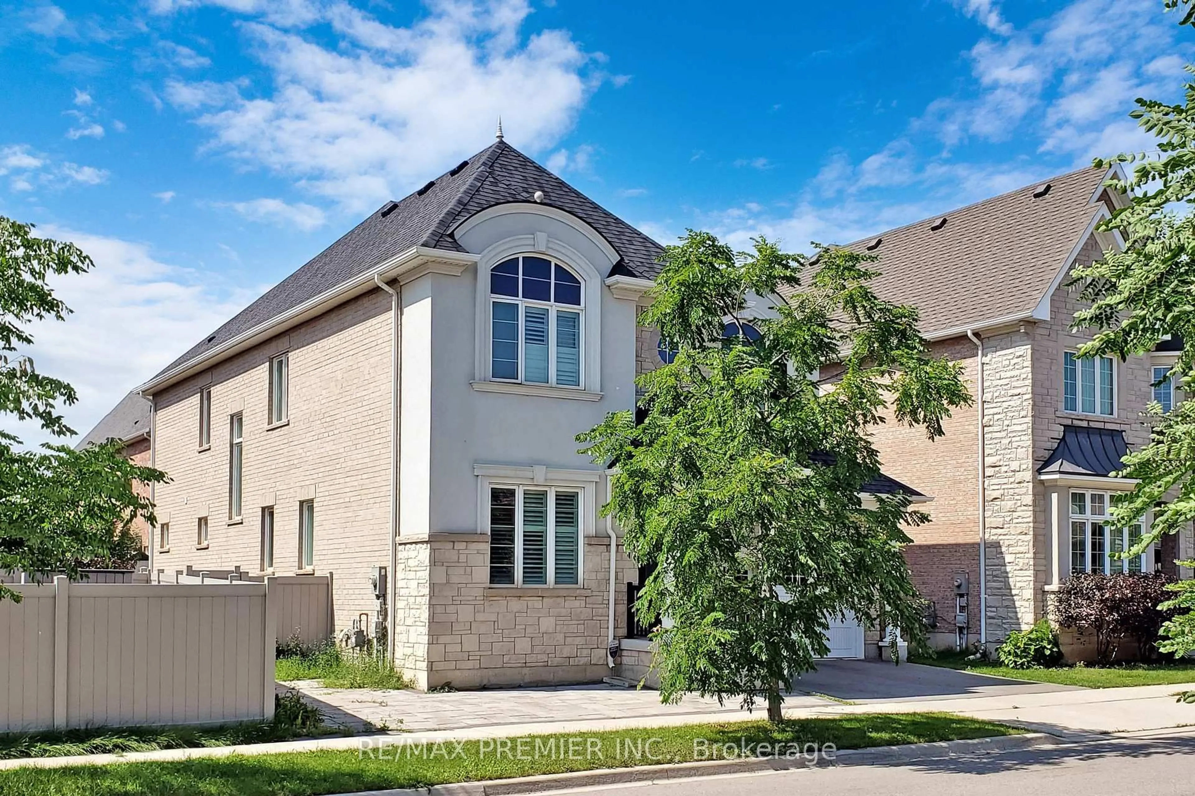 Home with brick exterior material, street for 140 Magnolia Cres, Oakville Ontario L6M 4M1