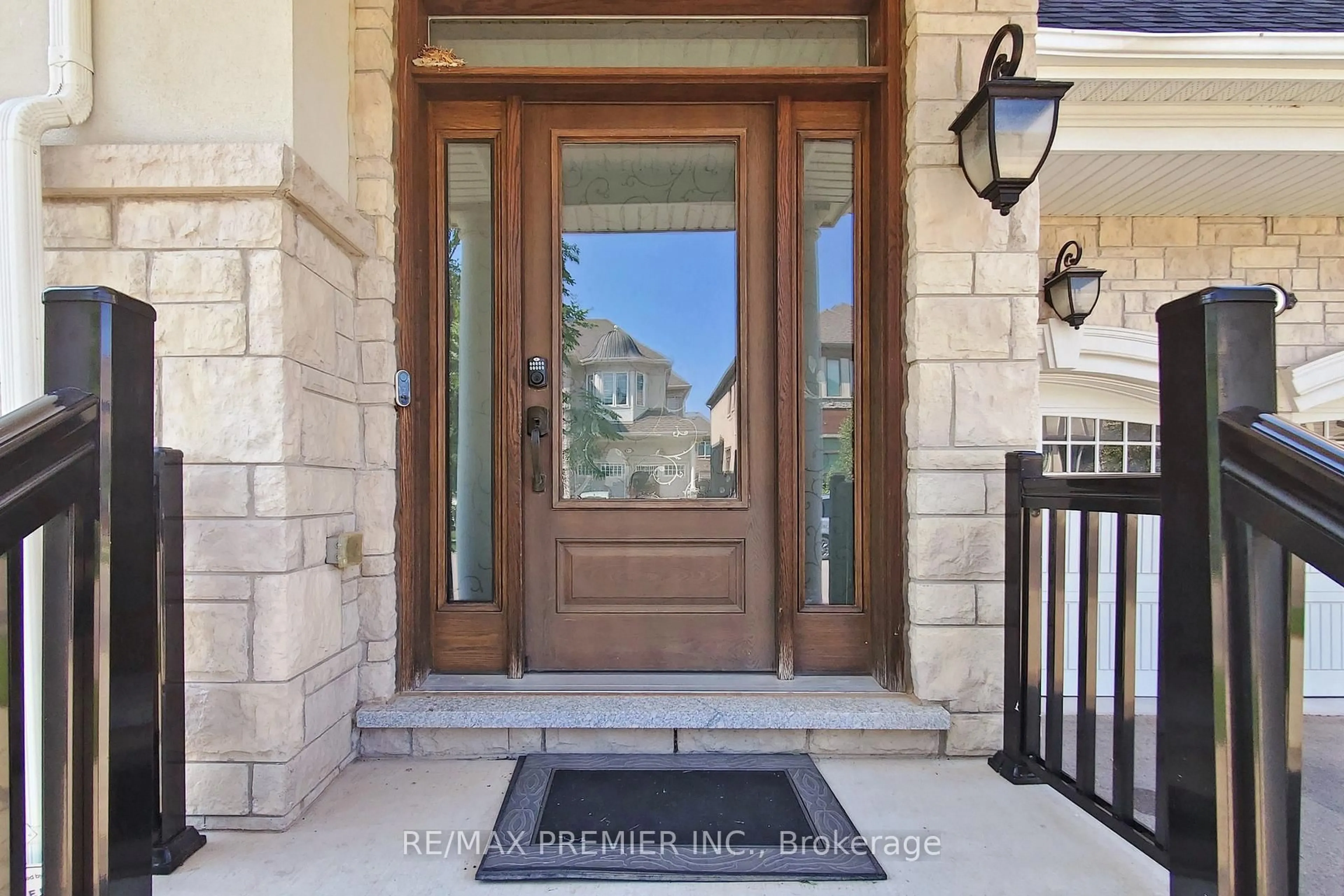 Indoor entryway for 140 Magnolia Cres, Oakville Ontario L6M 4M1