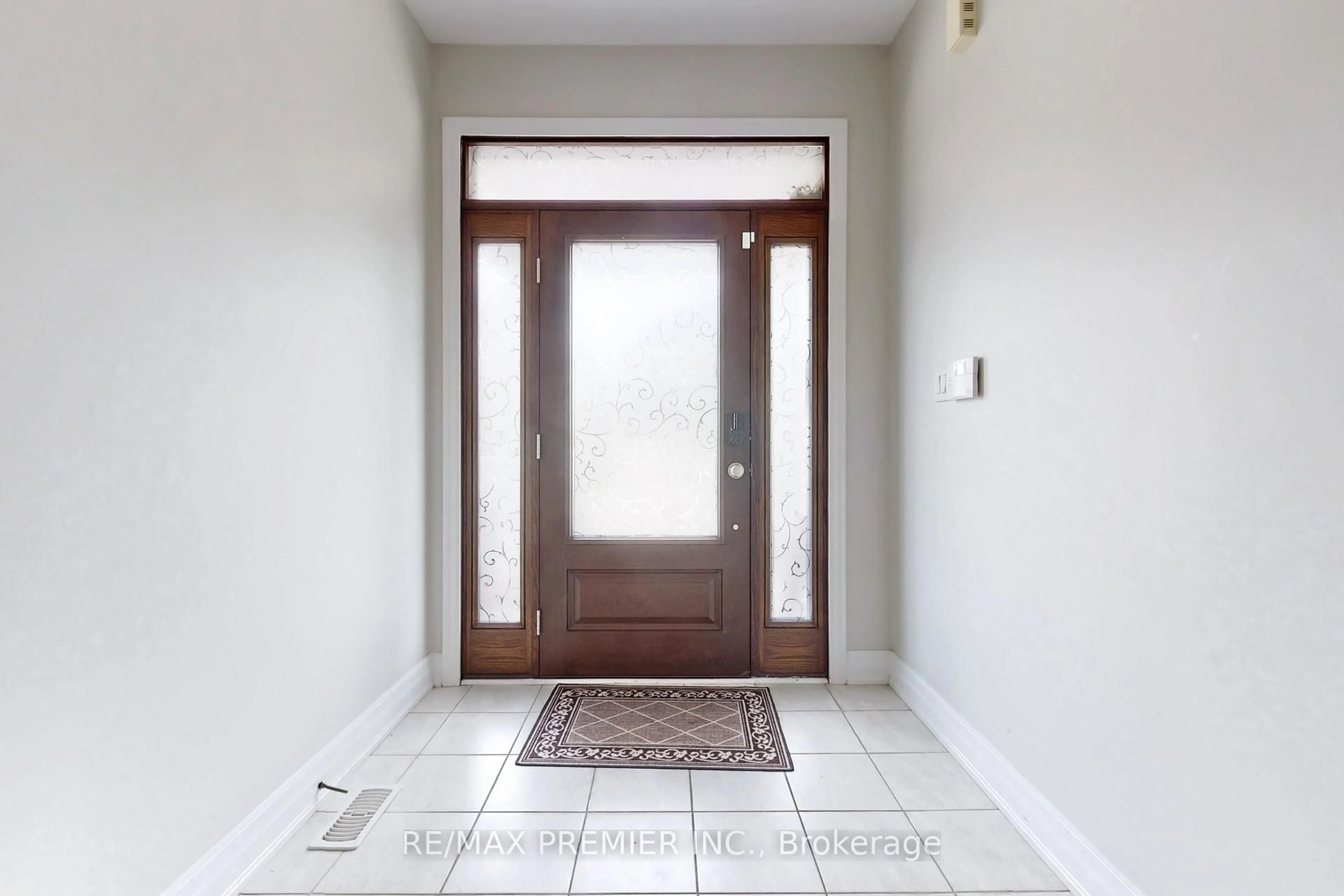 Indoor entryway for 140 Magnolia Cres, Oakville Ontario L6M 4M1