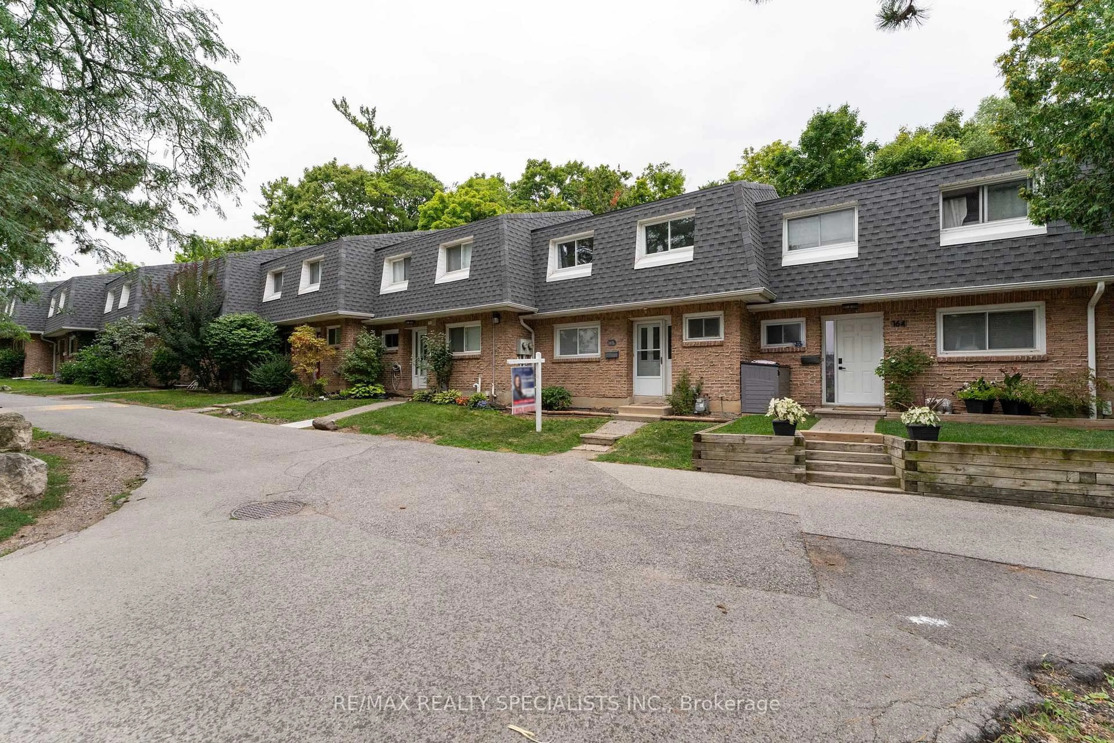 A pic from outside/outdoor area/front of a property/back of a property/a pic from drone, street for 2050 Upper Middle Rd #165, Burlington Ontario L7P 3R9