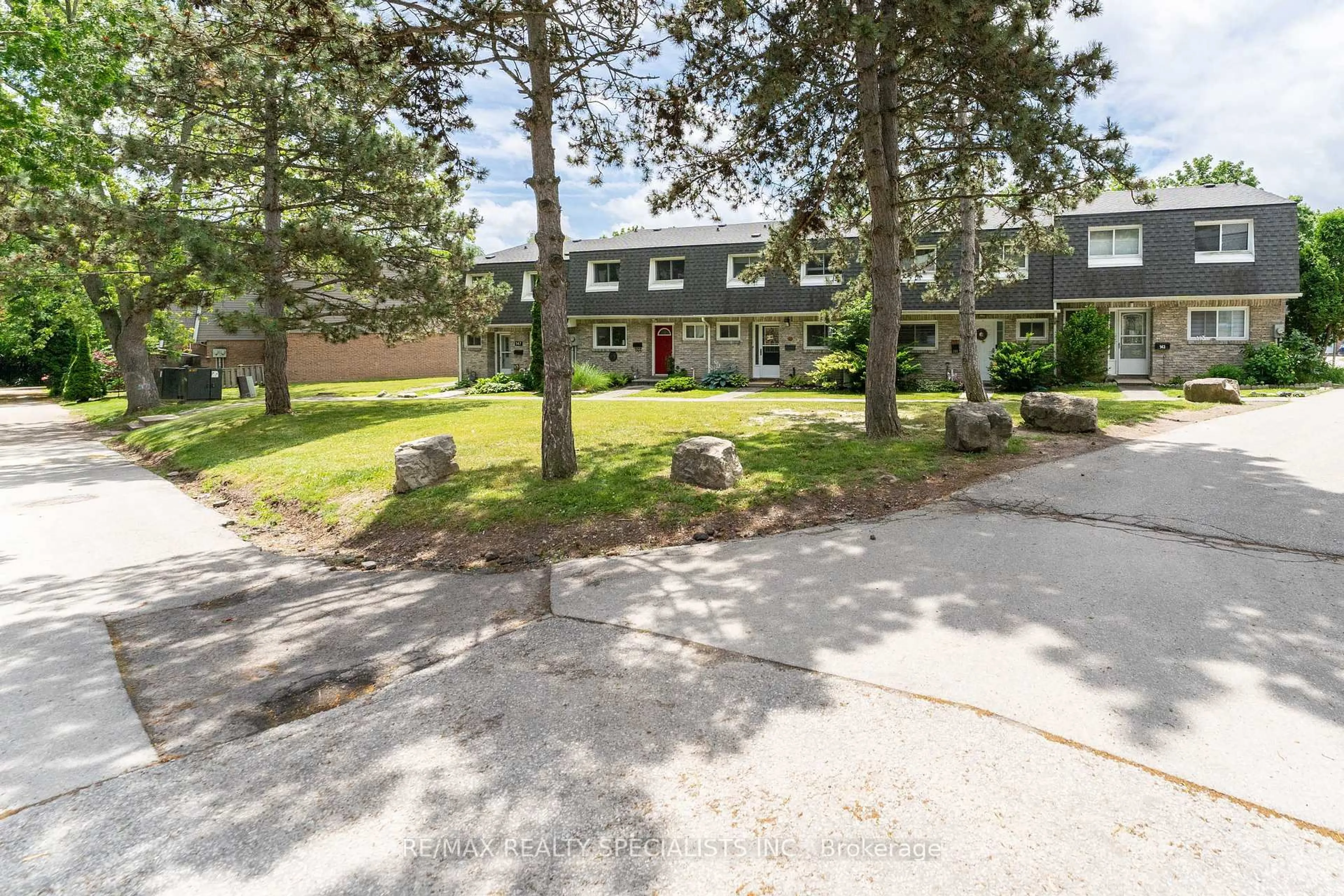 A pic from outside/outdoor area/front of a property/back of a property/a pic from drone, street for 2050 Upper Middle Rd #165, Burlington Ontario L7P 3R9