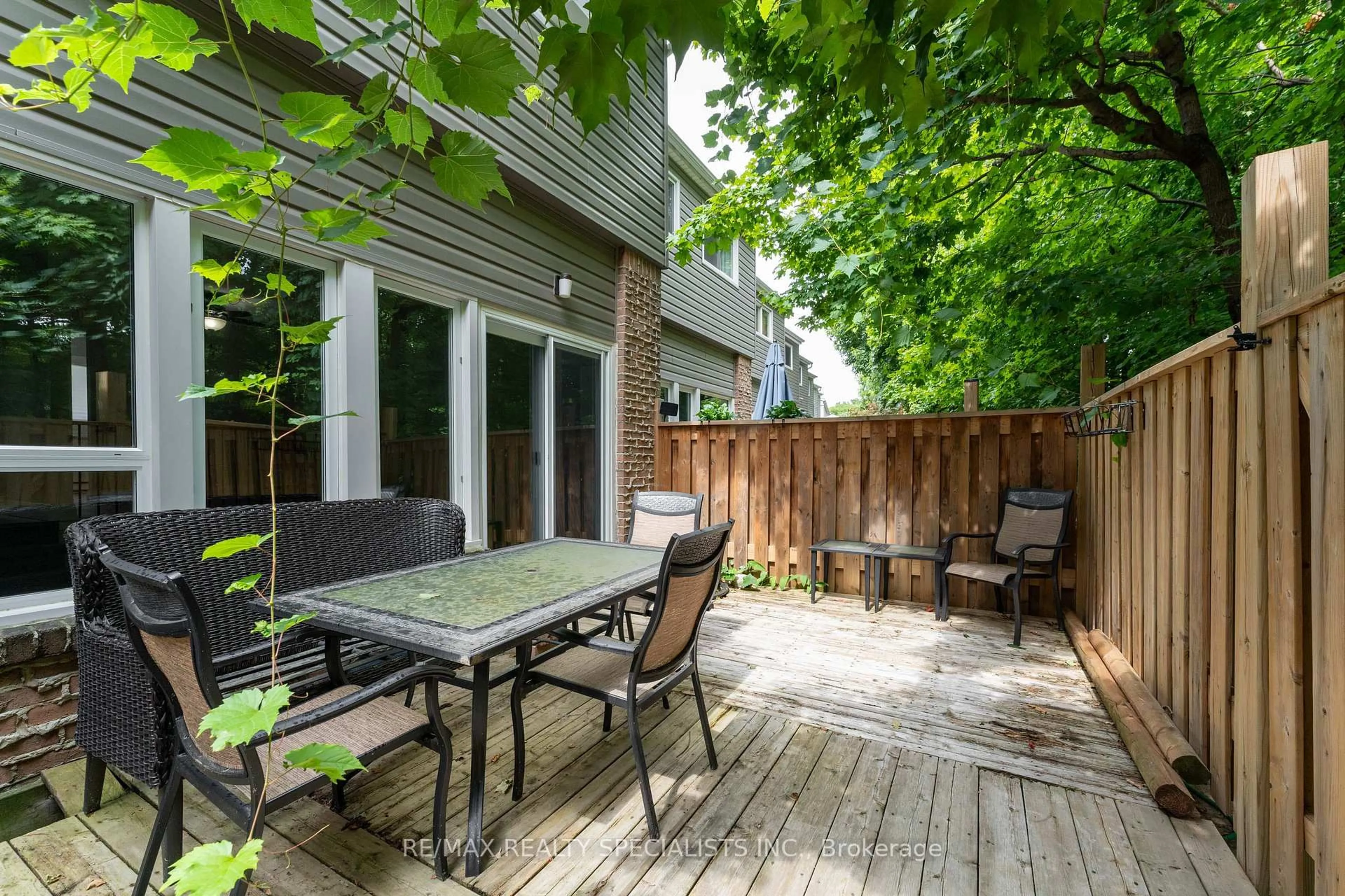 Patio, street for 2050 Upper Middle Rd #165, Burlington Ontario L7P 3R9