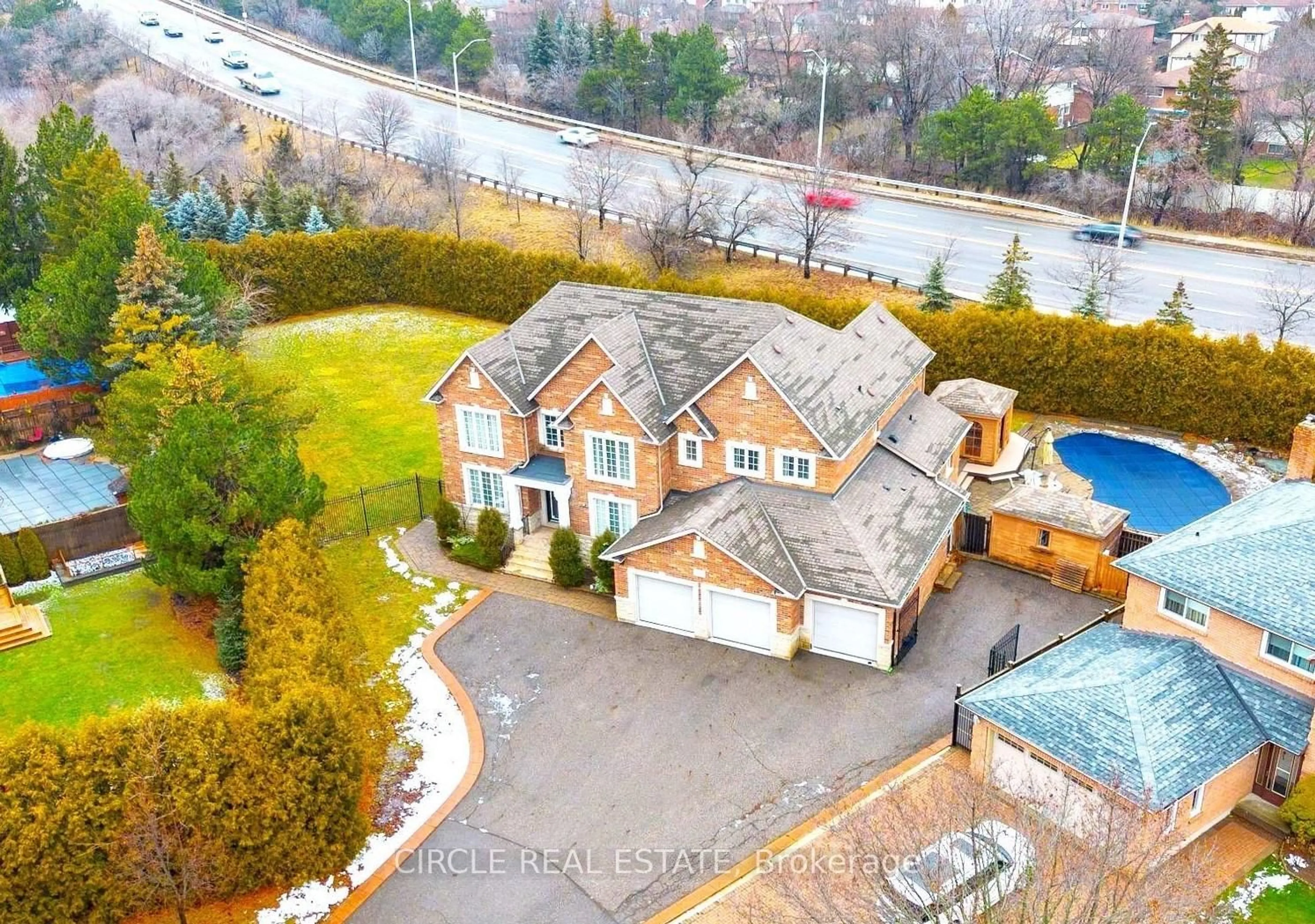 A pic from outside/outdoor area/front of a property/back of a property/a pic from drone, water/lake/river/ocean view for 2489 Olinda Crt, Mississauga Ontario L5C 4P5