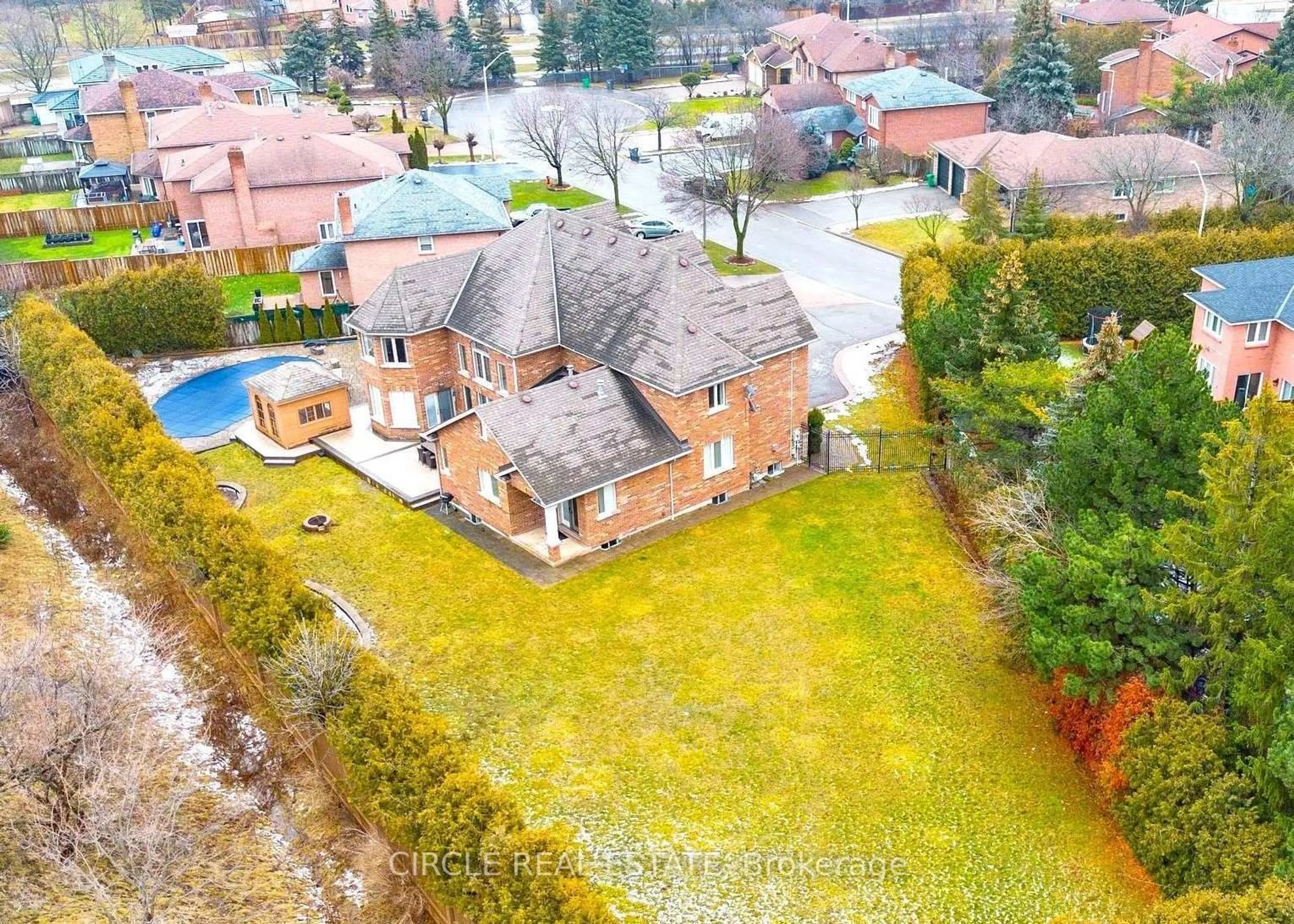A pic from outside/outdoor area/front of a property/back of a property/a pic from drone, street for 2489 Olinda Crt, Mississauga Ontario L5C 4P5