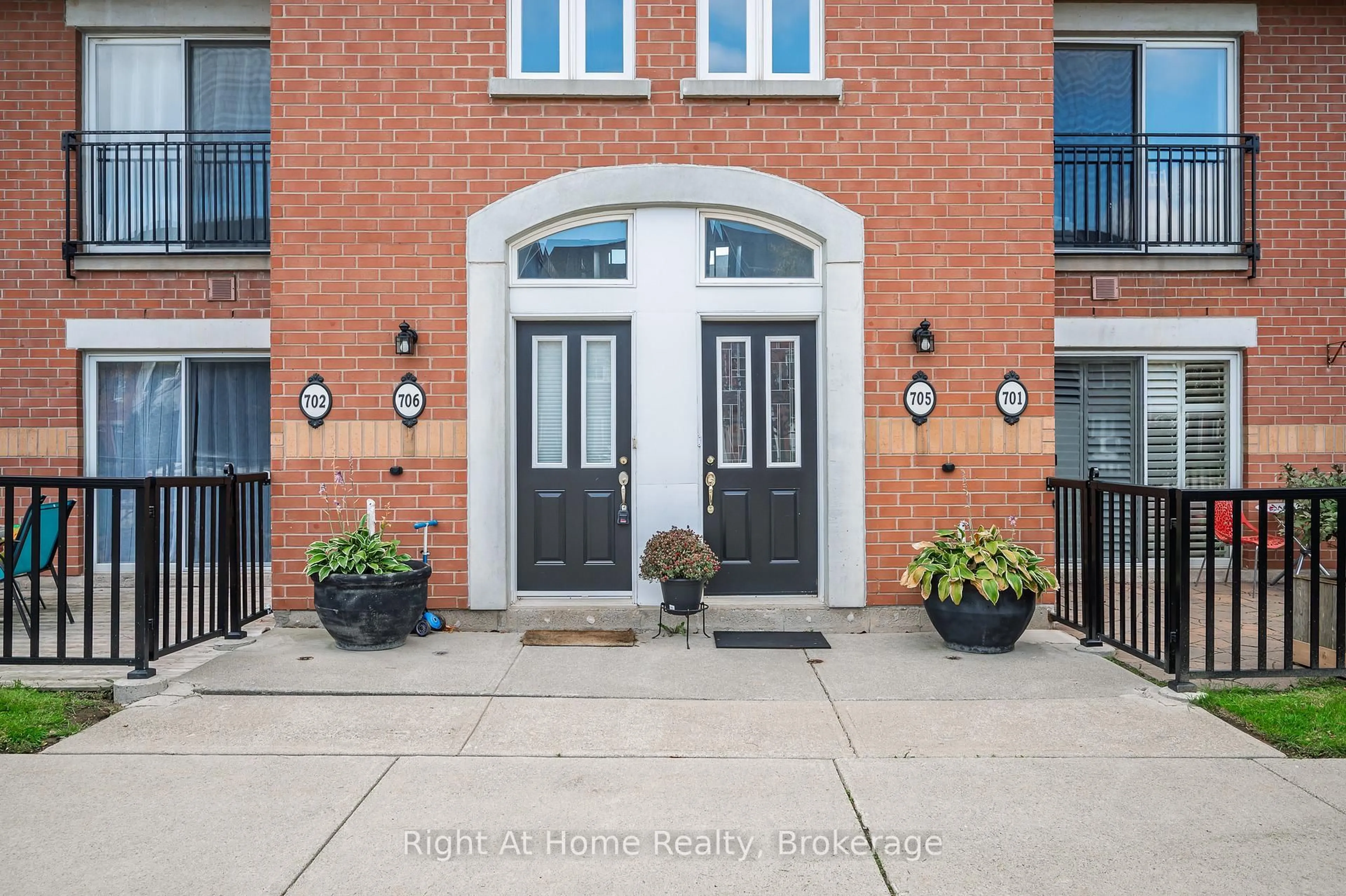 Indoor entryway for 1701 Lampman Ave #706, Burlington Ontario L7L 6R7