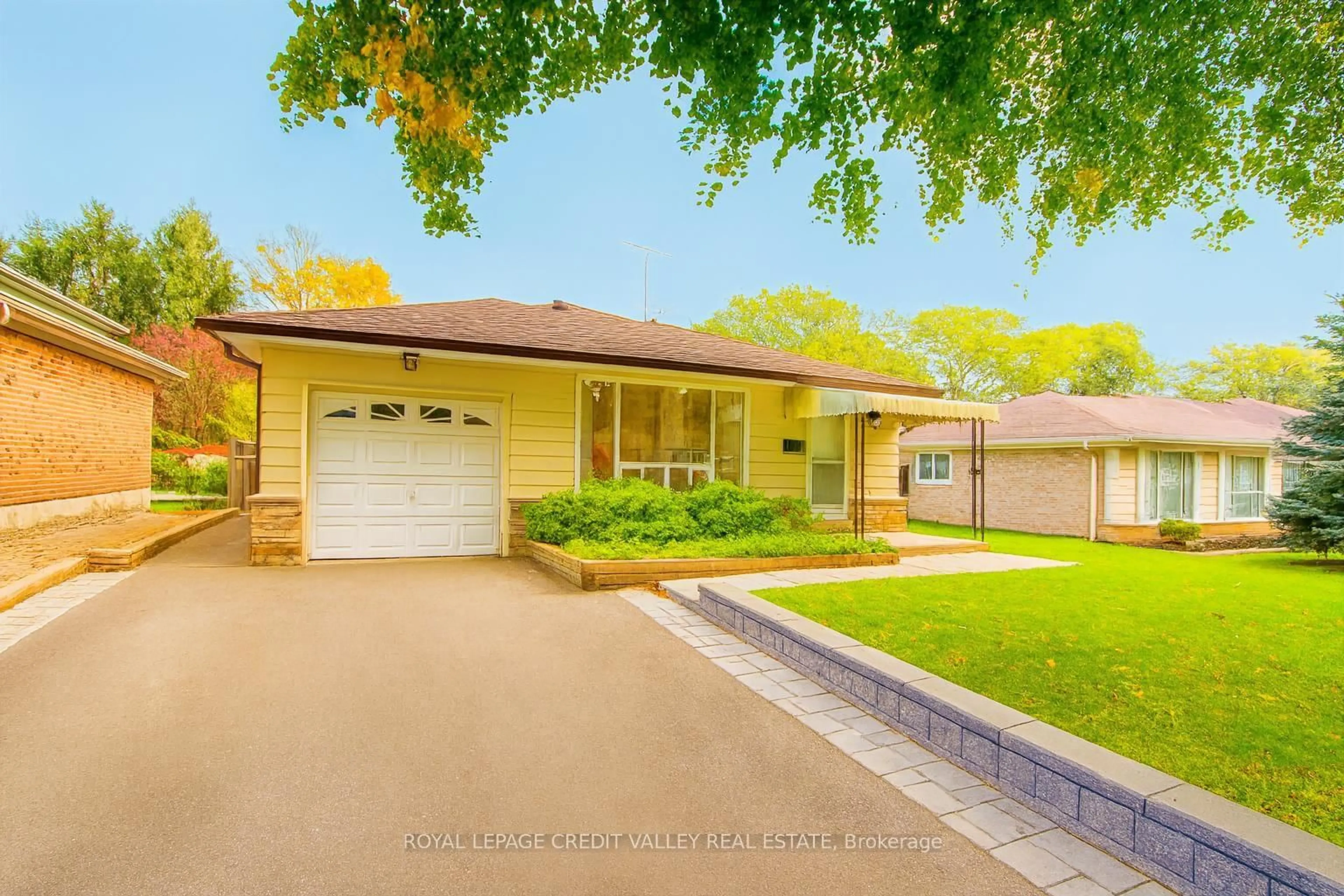 Home with vinyl exterior material, street for 3633 Chiplow Rd, Mississauga Ontario L4X 2R1