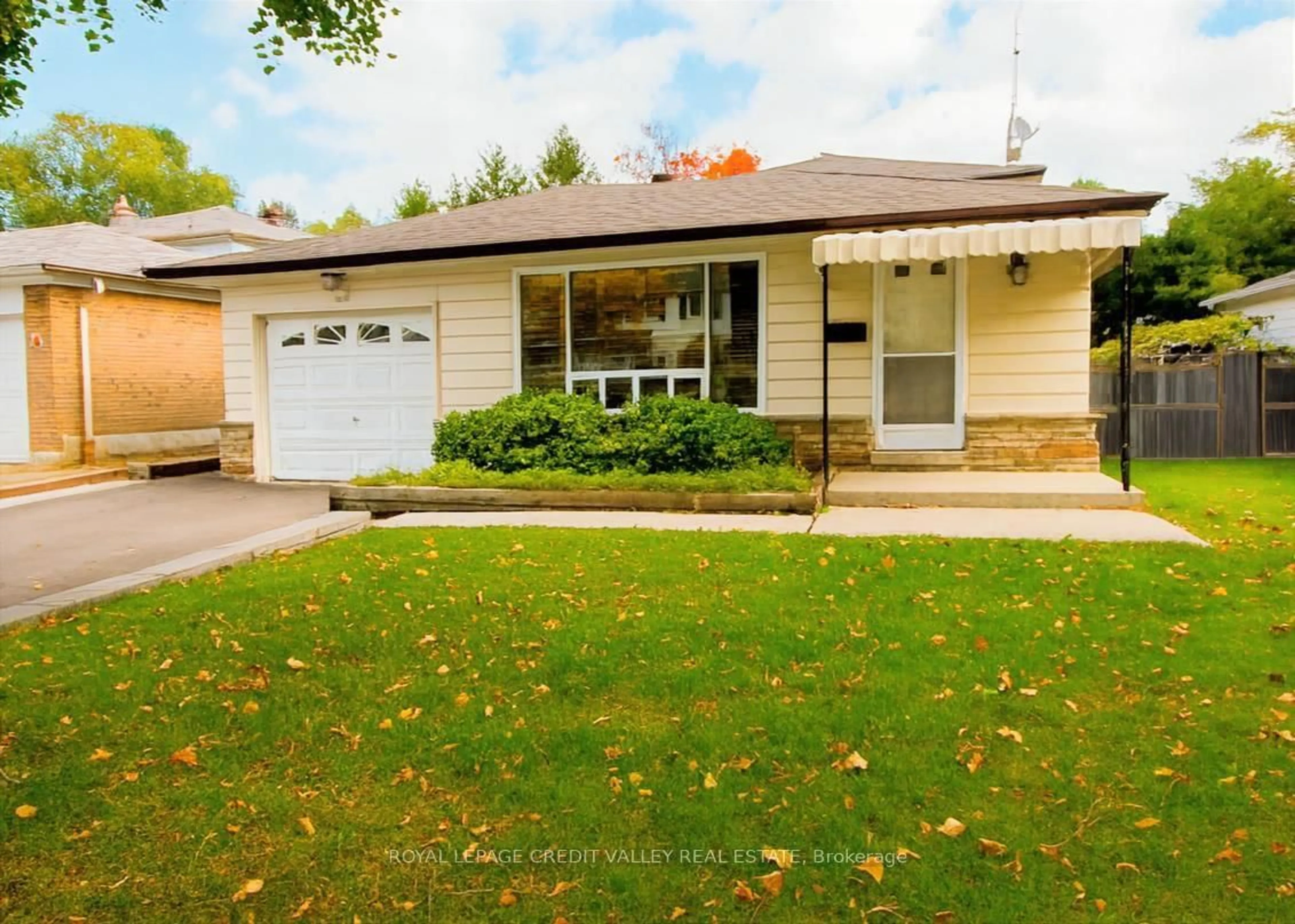 Home with vinyl exterior material, street for 3633 Chiplow Rd, Mississauga Ontario L4X 2R1