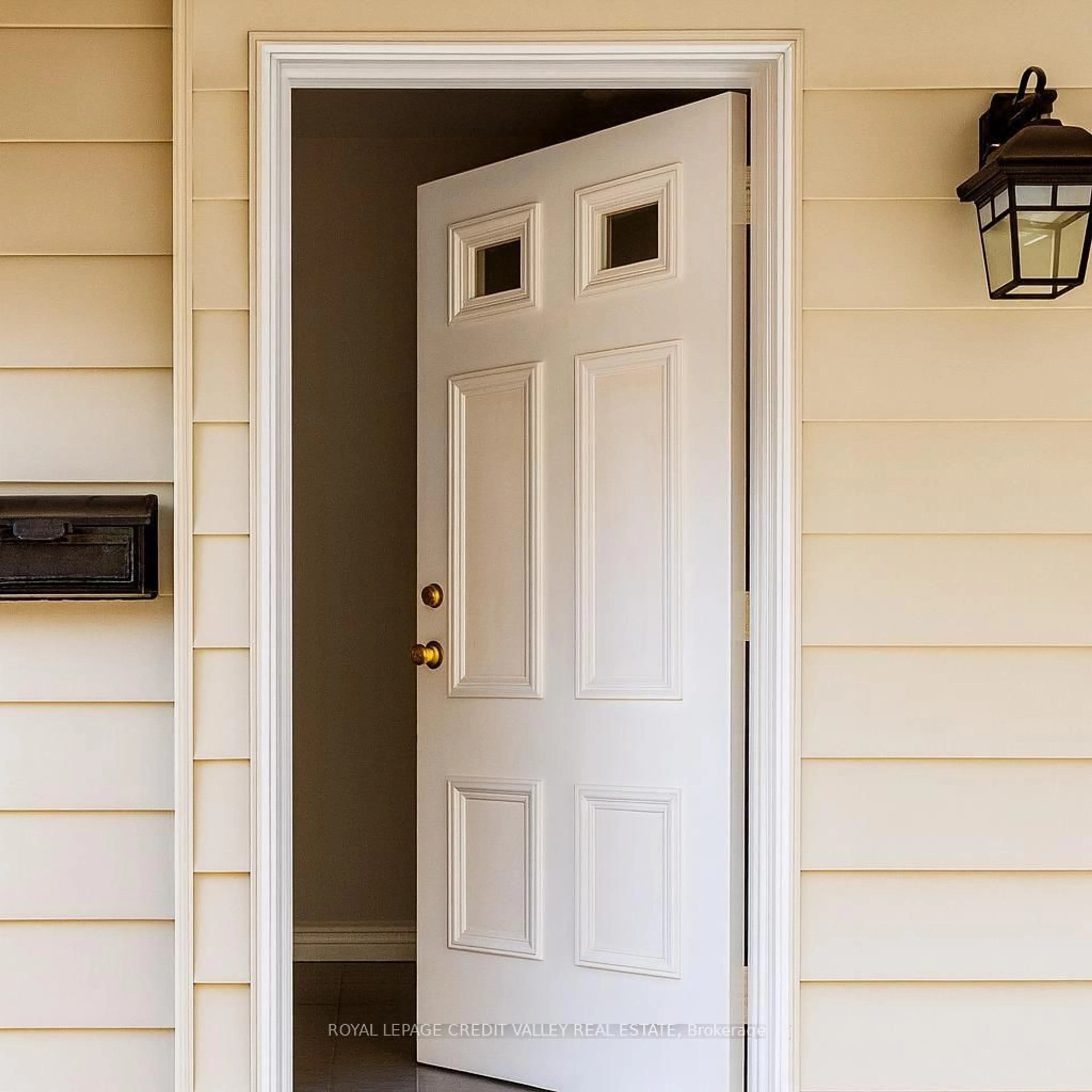 Indoor entryway for 3633 Chiplow Rd, Mississauga Ontario L4X 2R1