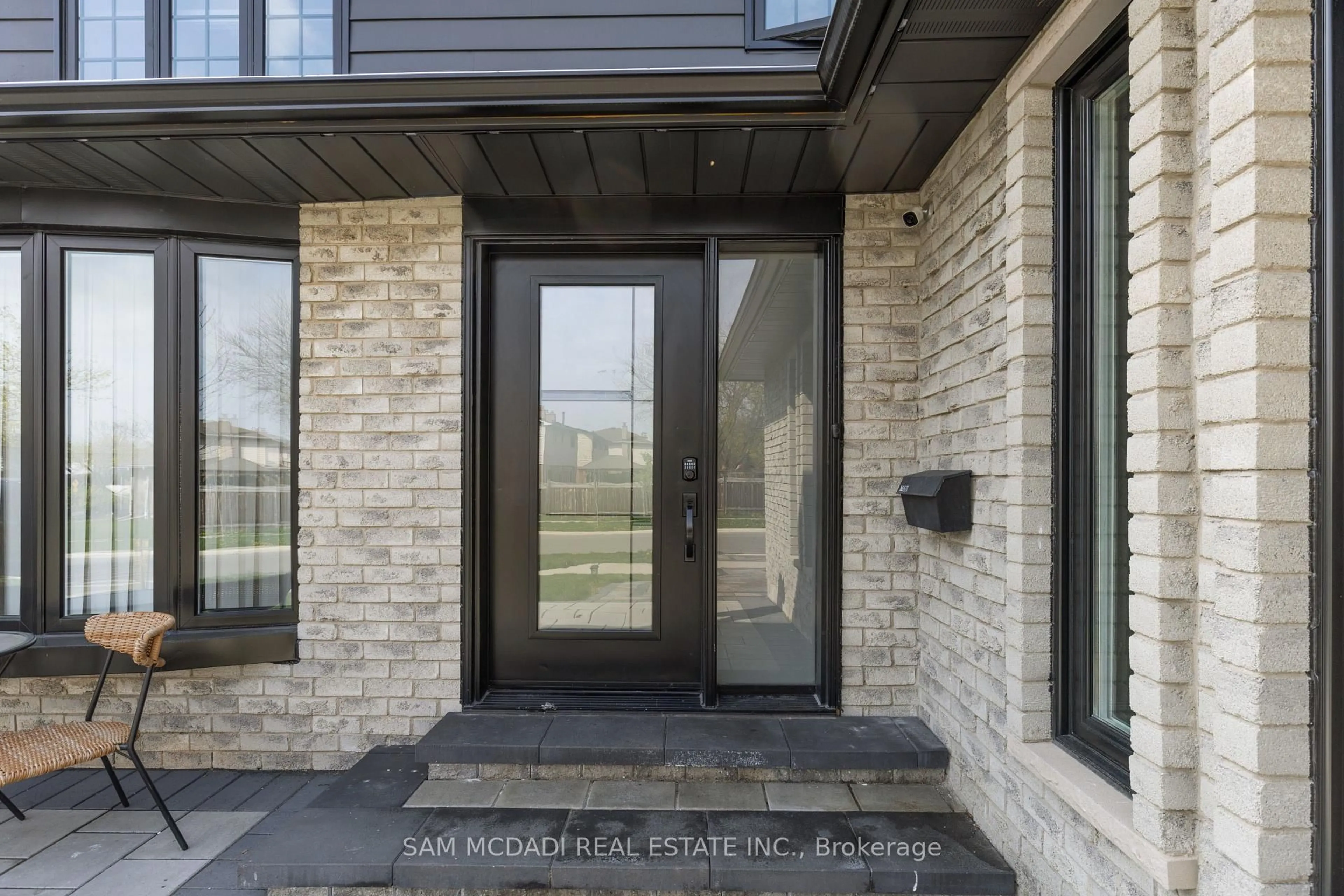 Indoor entryway for 2284 Glastonbury Rd, Burlington Ontario L7P 4C8