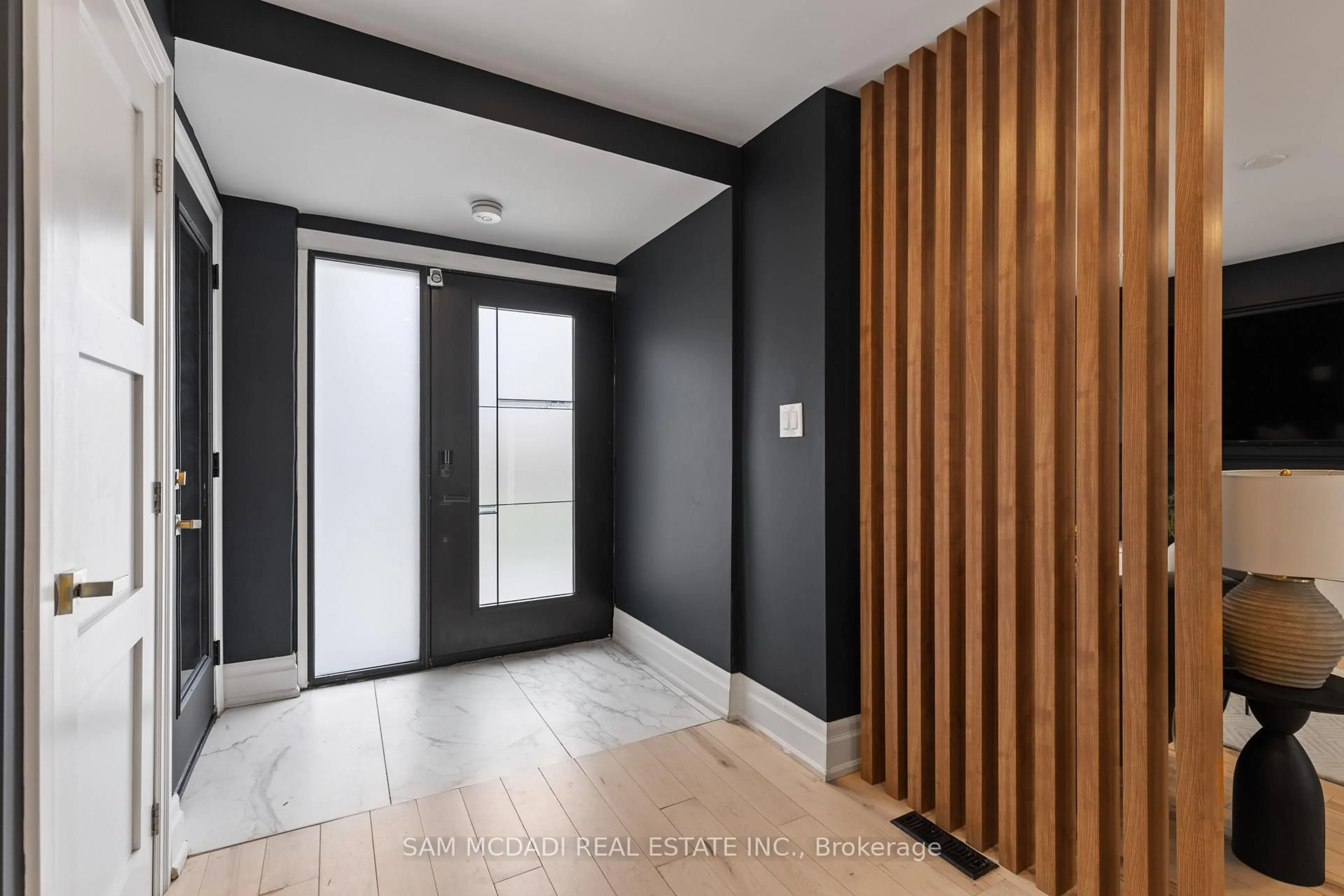 Indoor entryway for 2284 Glastonbury Rd, Burlington Ontario L7P 4C8