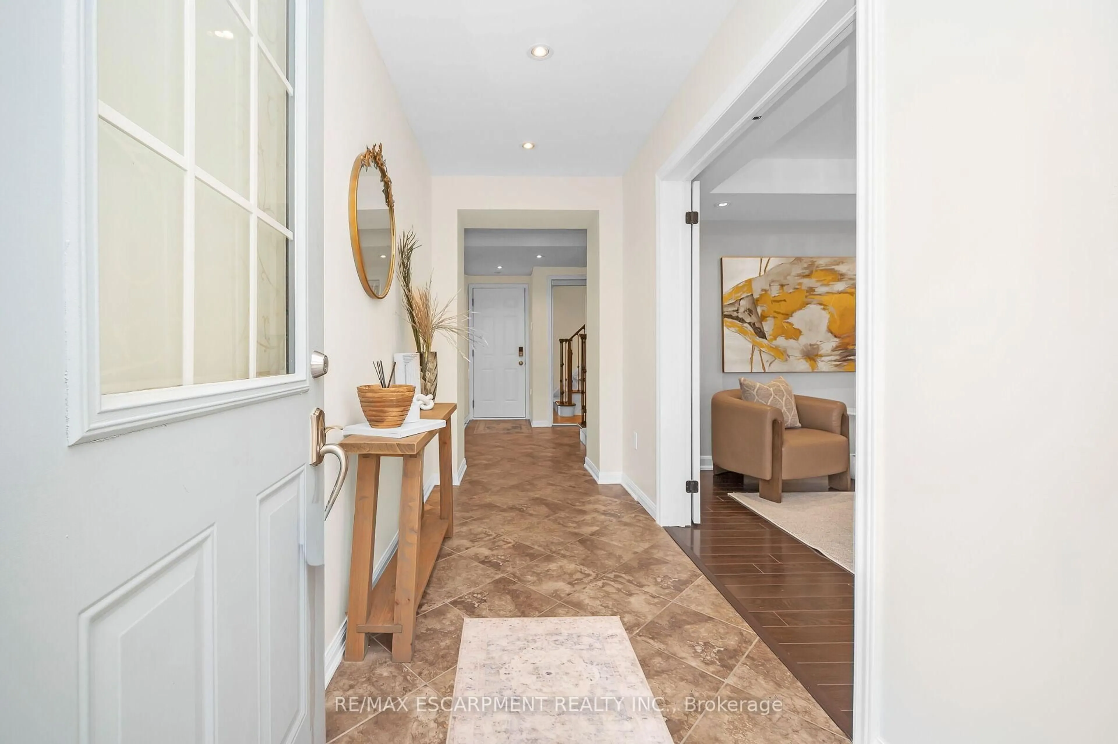 Indoor entryway for 3140 Edgar Ave, Burlington Ontario L7M 0A7