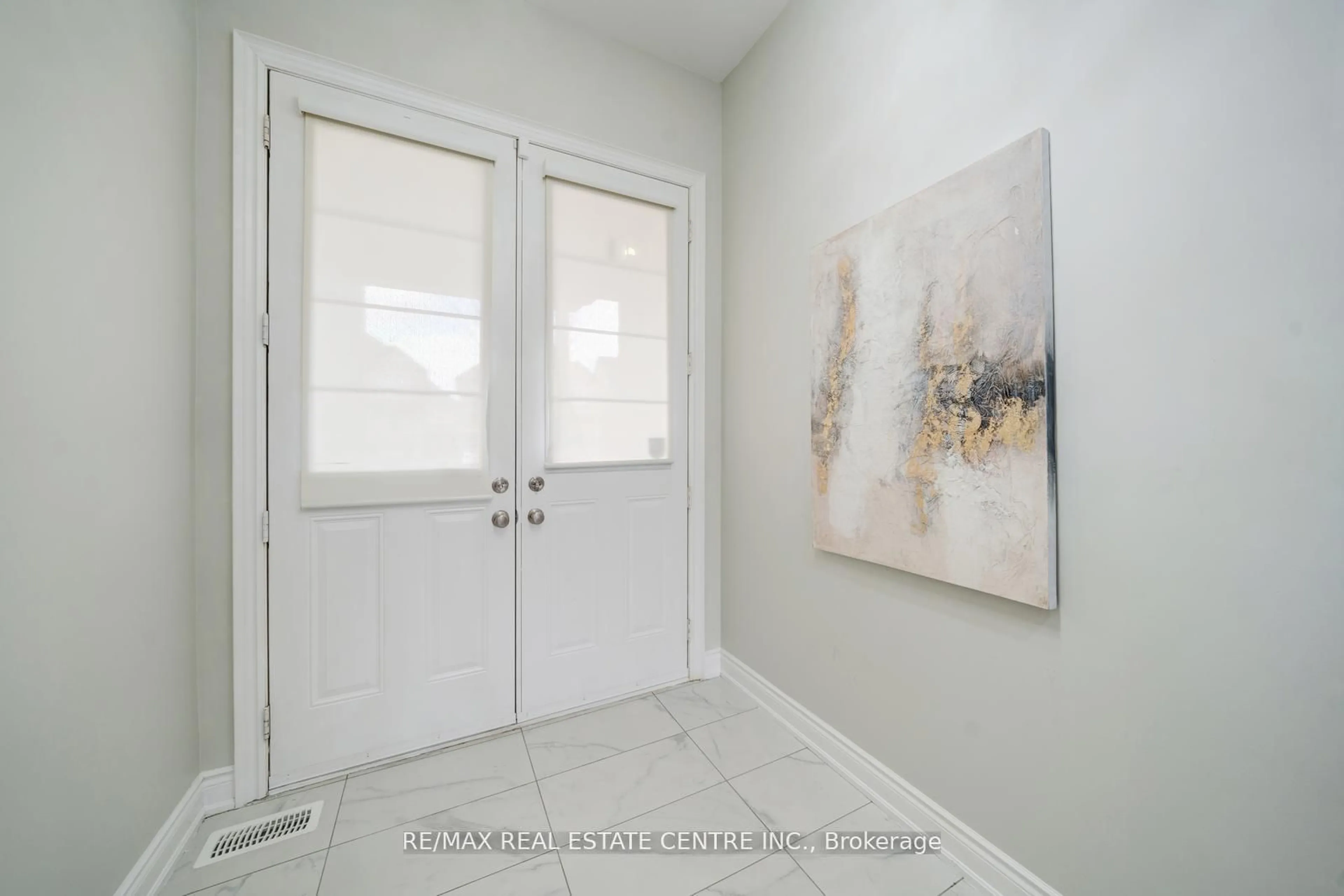 Indoor entryway for 5 Carl Finlay Dr, Brampton Ontario L6P 4G4
