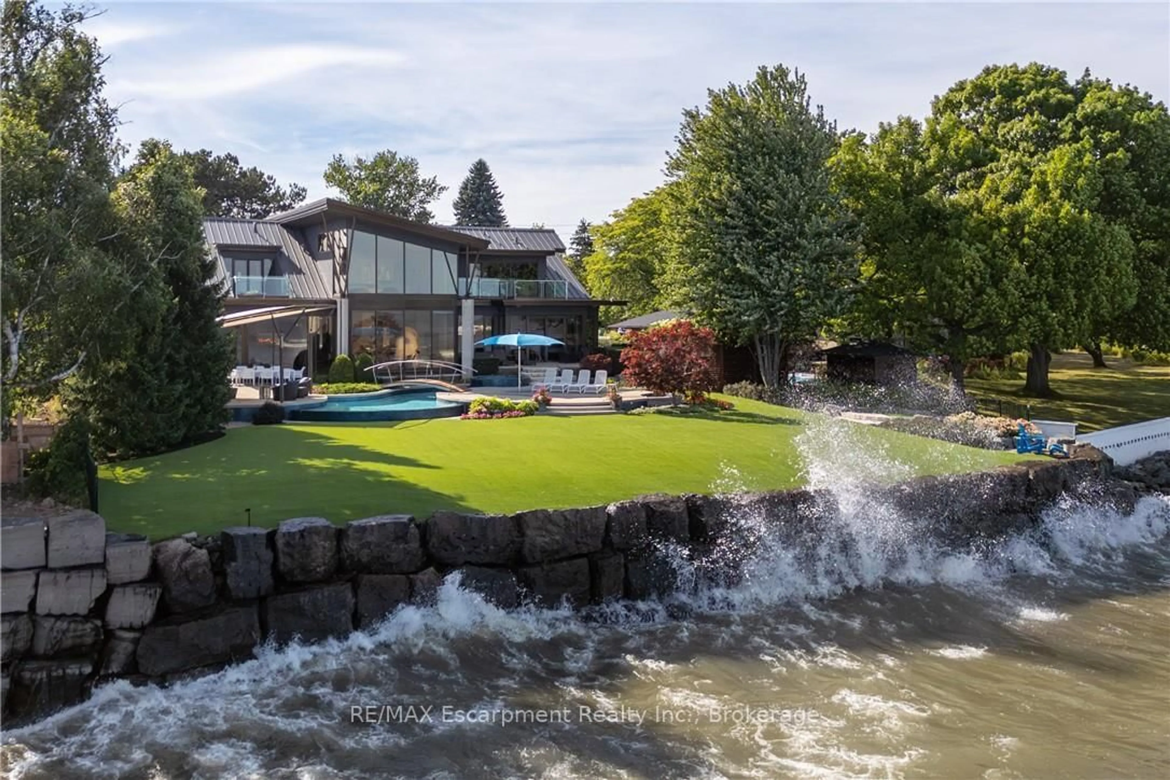 A pic from outside/outdoor area/front of a property/back of a property/a pic from drone, water/lake/river/ocean view for 1540 WATERSEDGE Rd, Mississauga Ontario L5J 1A4