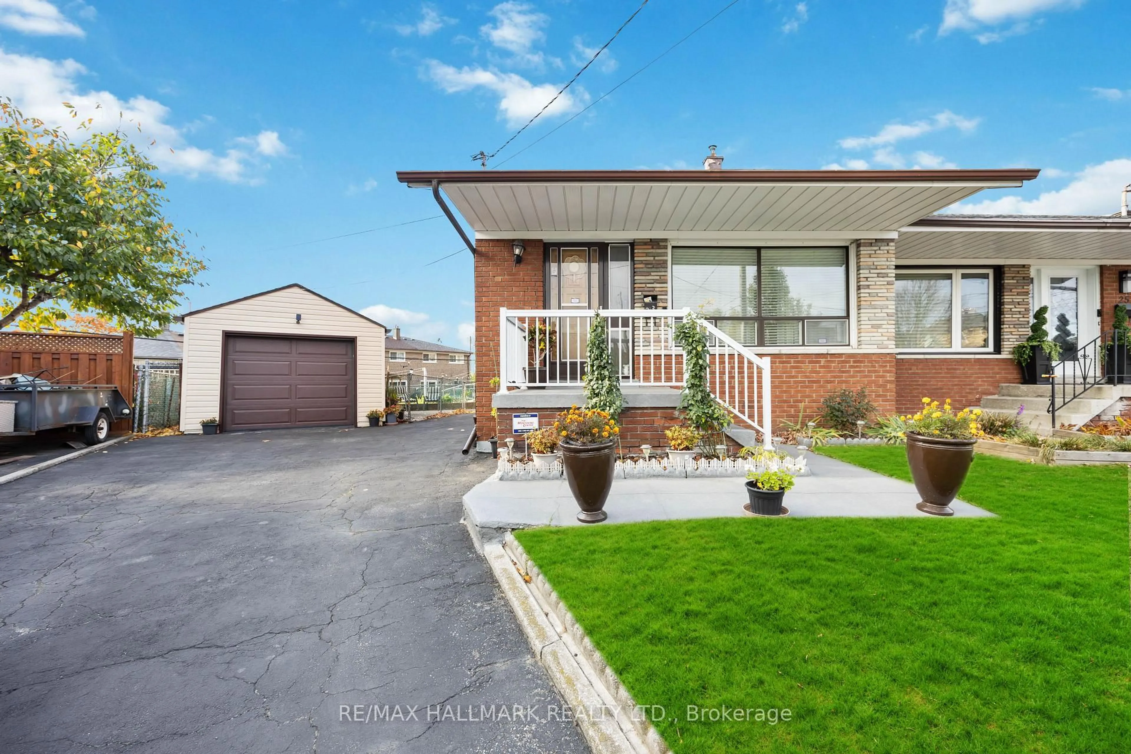 A pic from outside/outdoor area/front of a property/back of a property/a pic from drone, street for 23 Lockington Crt, Toronto Ontario M9M 2C4