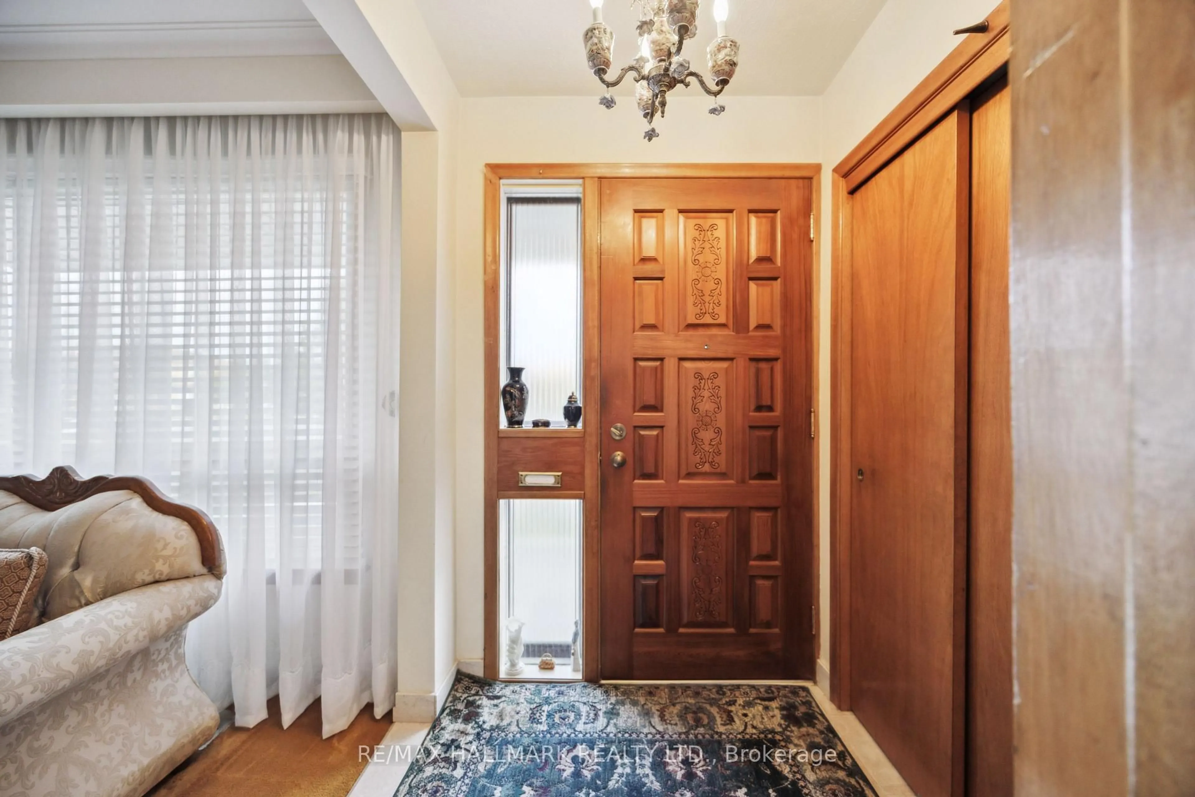 Indoor entryway for 23 Lockington Crt, Toronto Ontario M9M 2C4