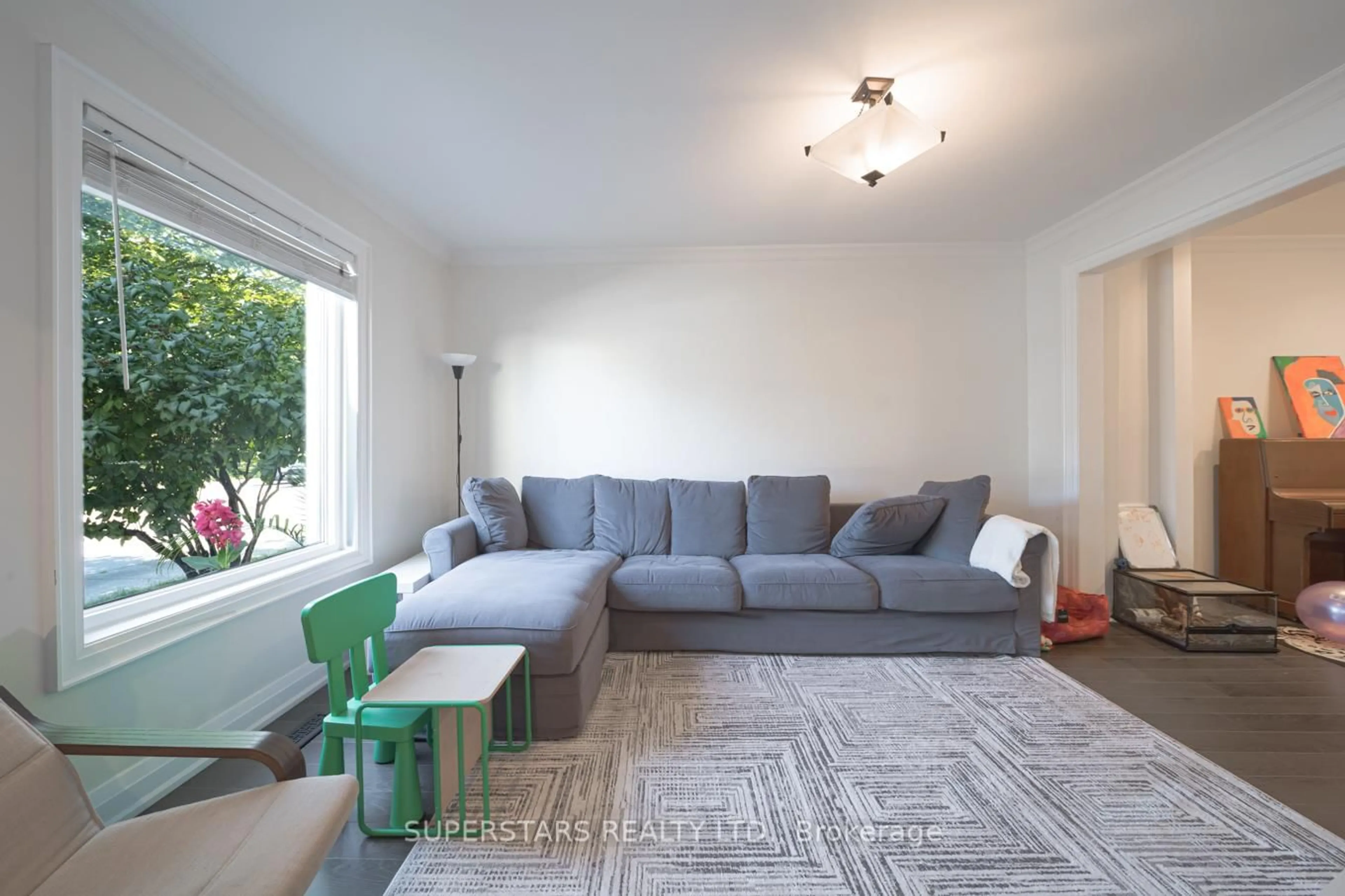 Living room with furniture, unknown for 258 Weston Rd, Toronto Ontario M6N 3P5