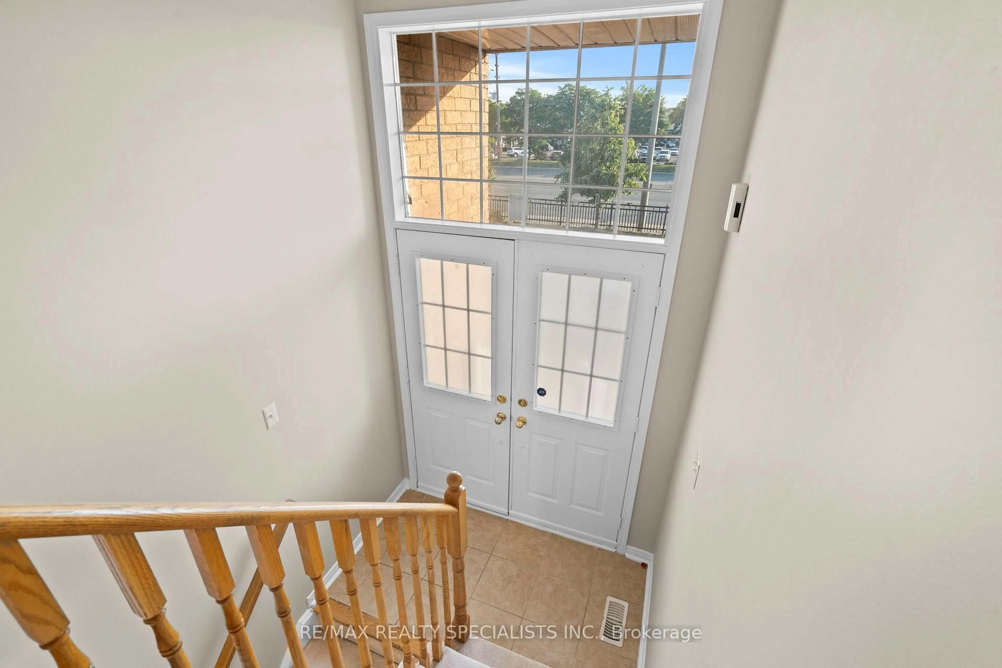 Indoor entryway for 5727 Retreat St, Mississauga Ontario L5R 0B5