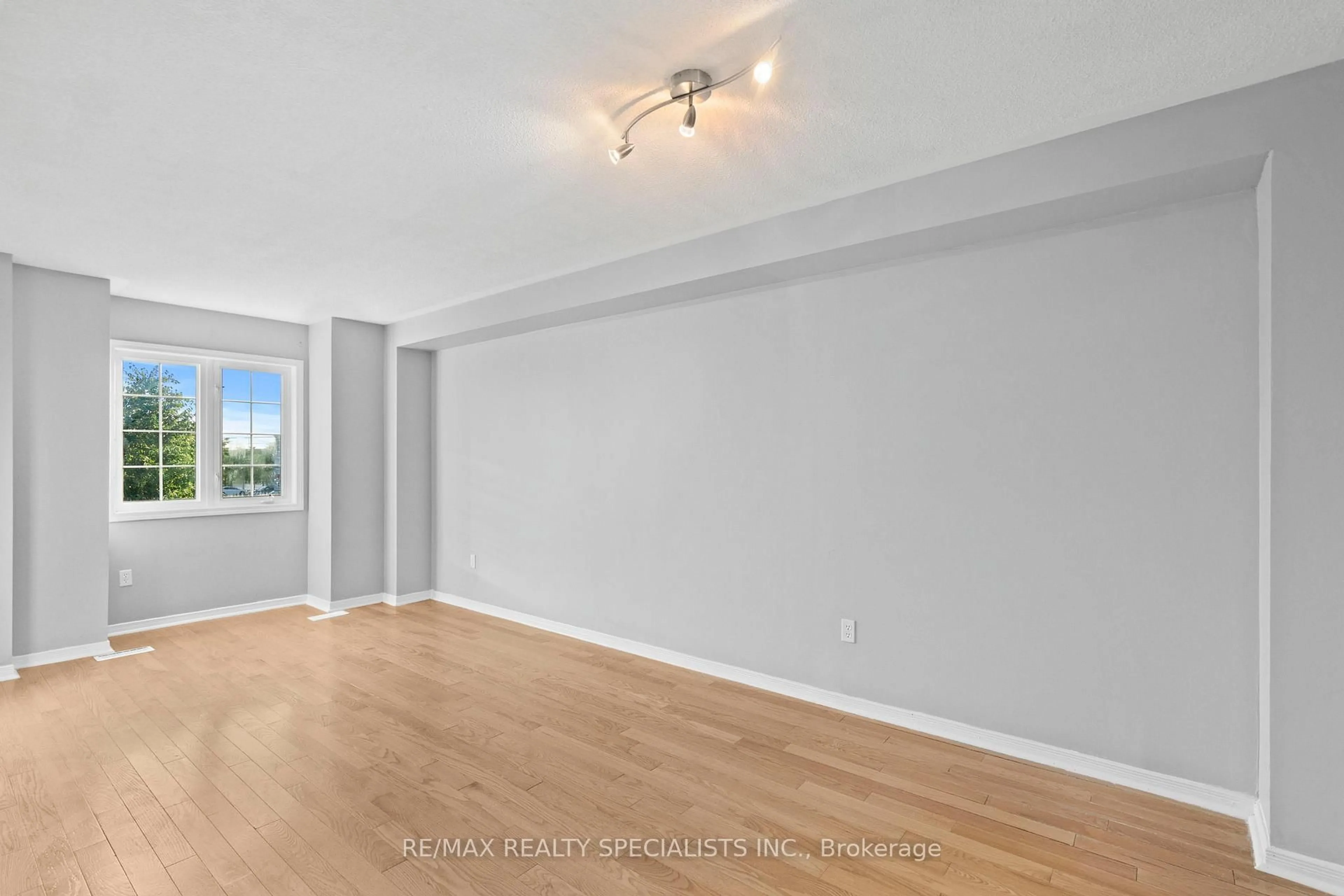 A pic of a room for 5727 Retreat St, Mississauga Ontario L5R 0B5