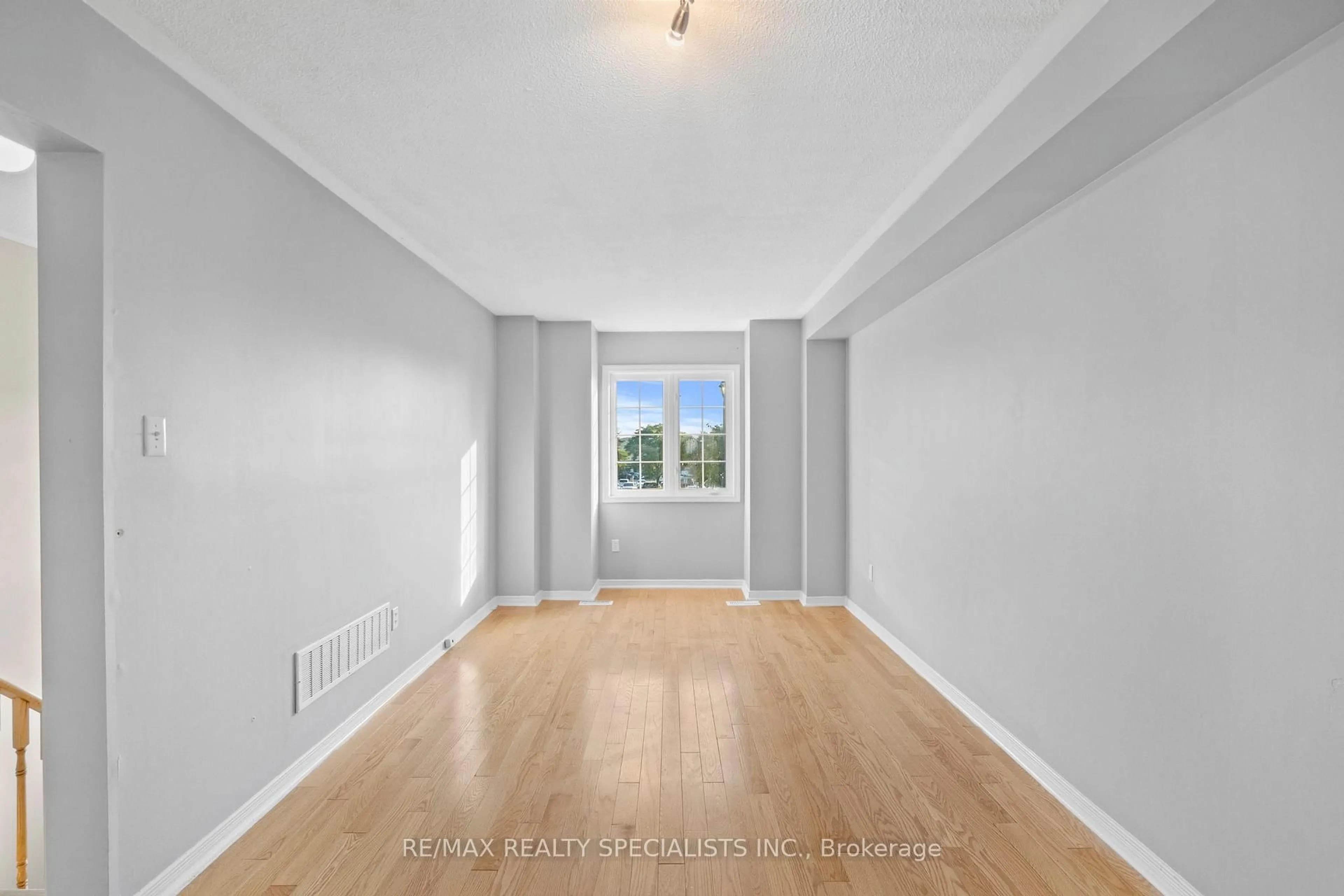 A pic of a room for 5727 Retreat St, Mississauga Ontario L5R 0B5