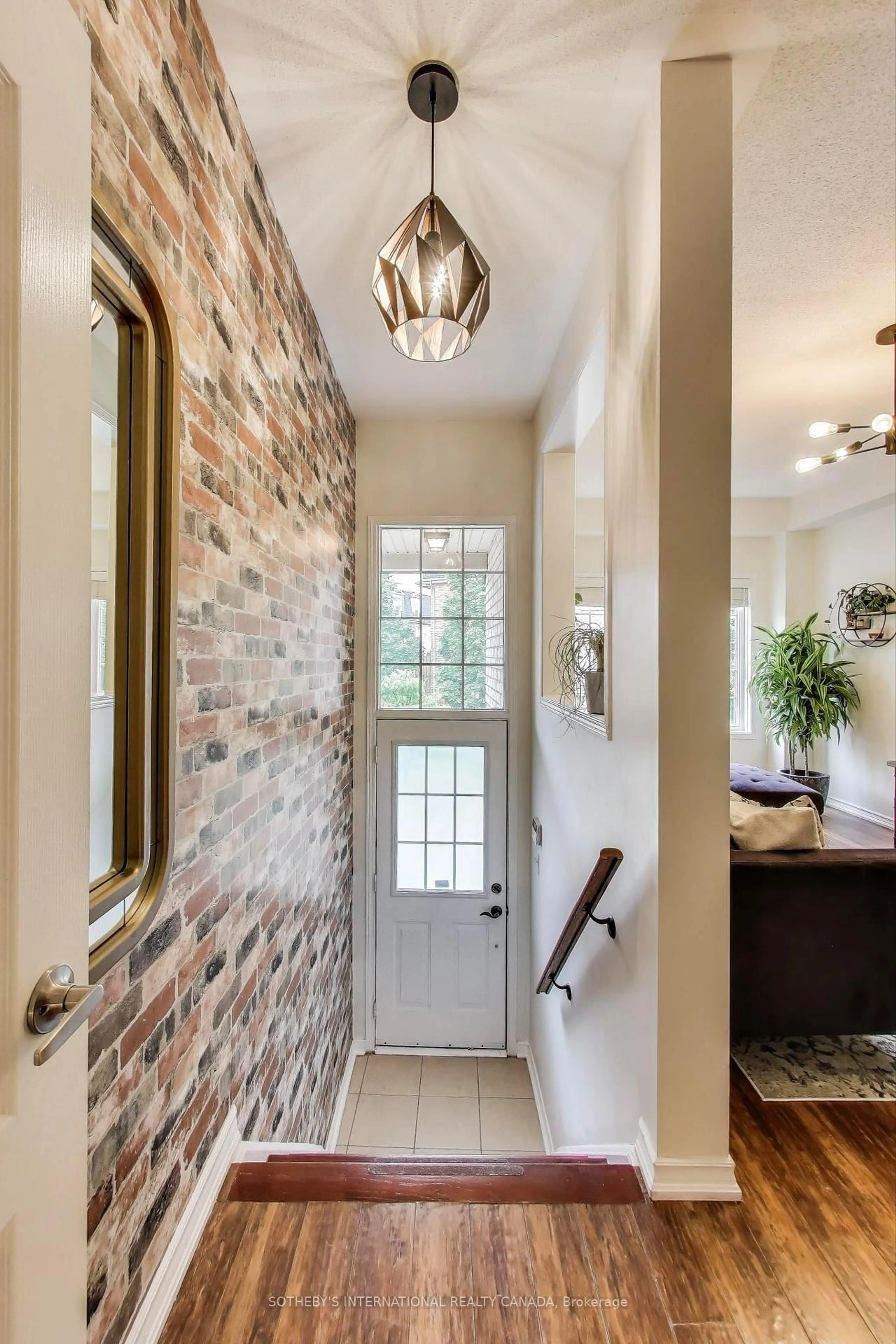 Indoor entryway for 435 Hensall Circ #17, Mississauga Ontario L5A 4P1