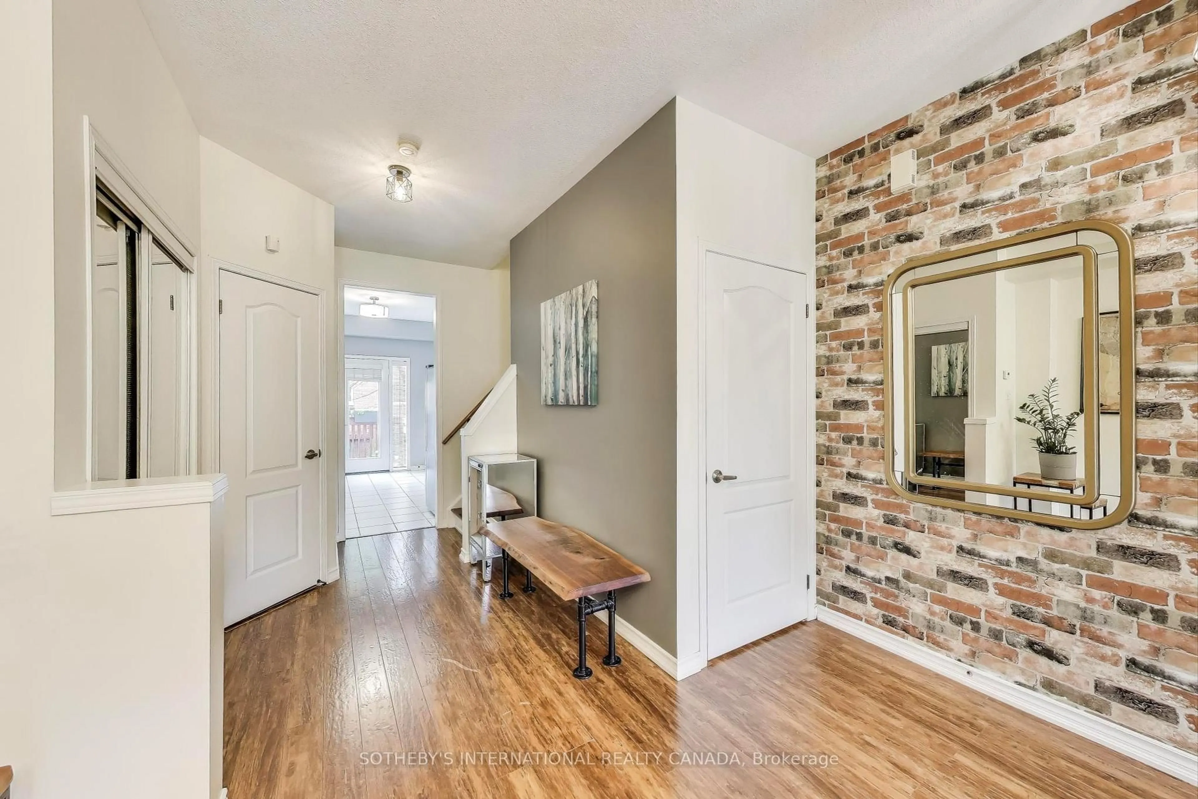 Indoor entryway for 435 Hensall Circ #17, Mississauga Ontario L5A 4P1