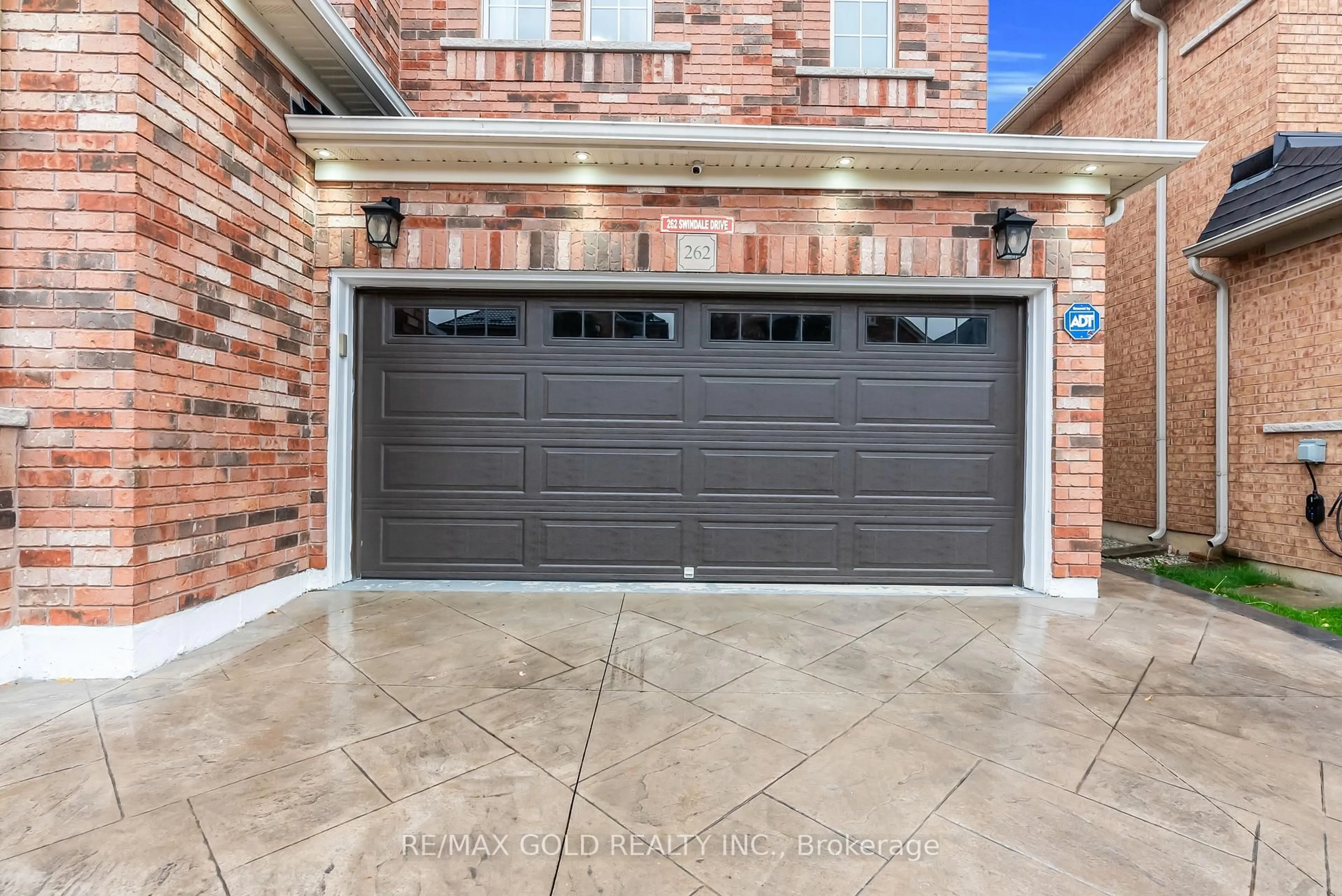 Indoor garage for 262 Swindale Dr, Milton Ontario L9T 0T7