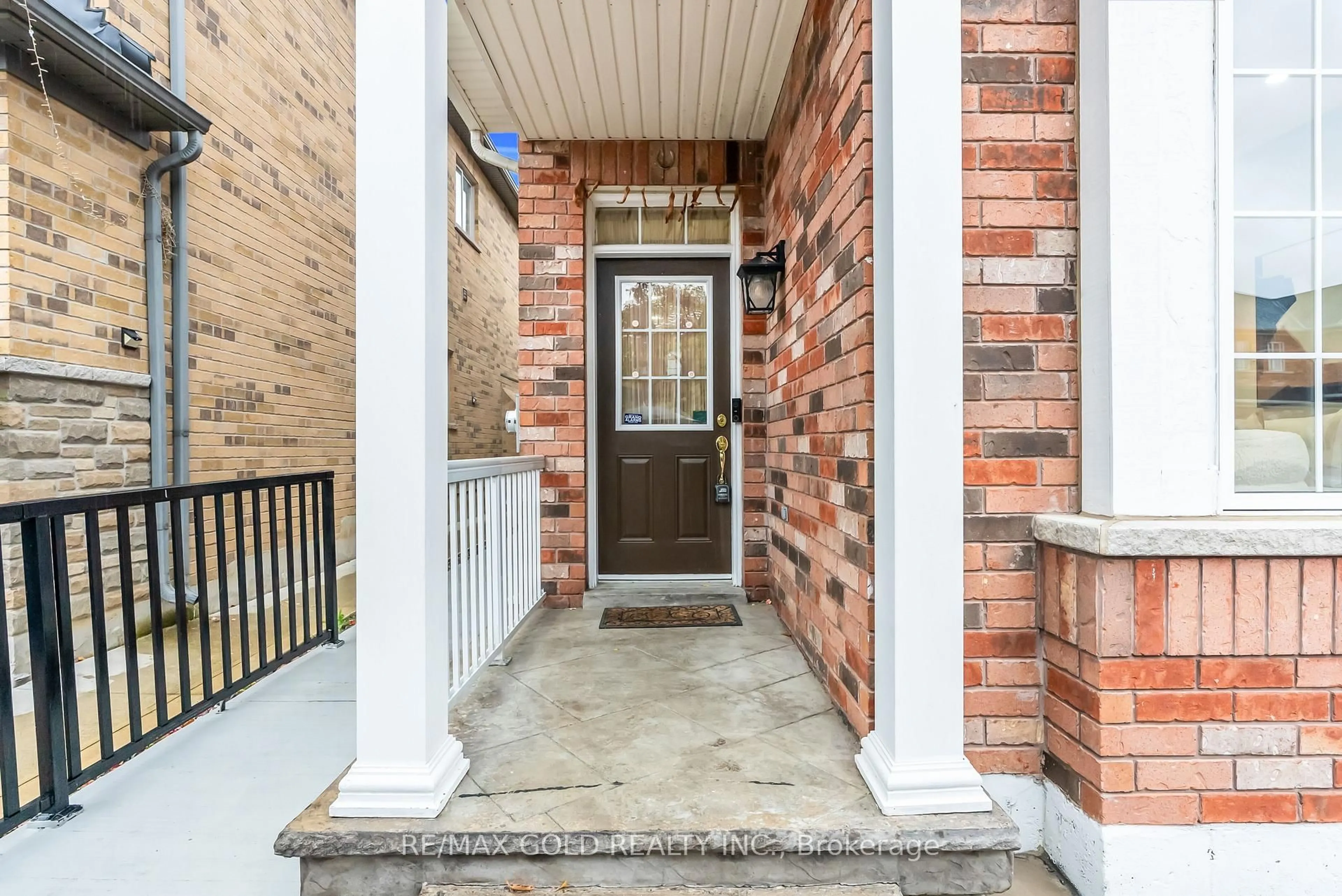 Indoor entryway for 262 Swindale Dr, Milton Ontario L9T 0T7
