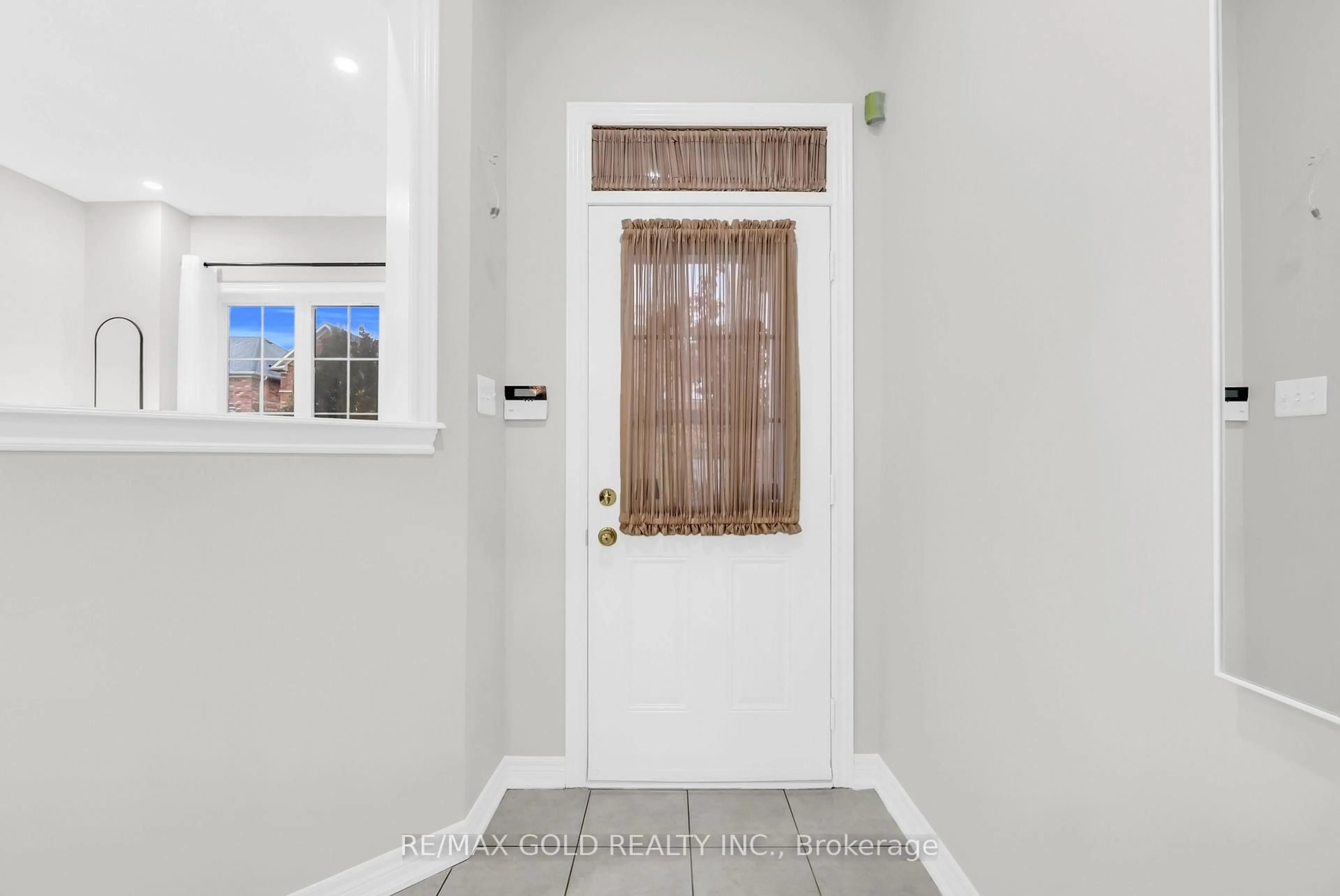 Indoor entryway for 262 Swindale Dr, Milton Ontario L9T 0T7