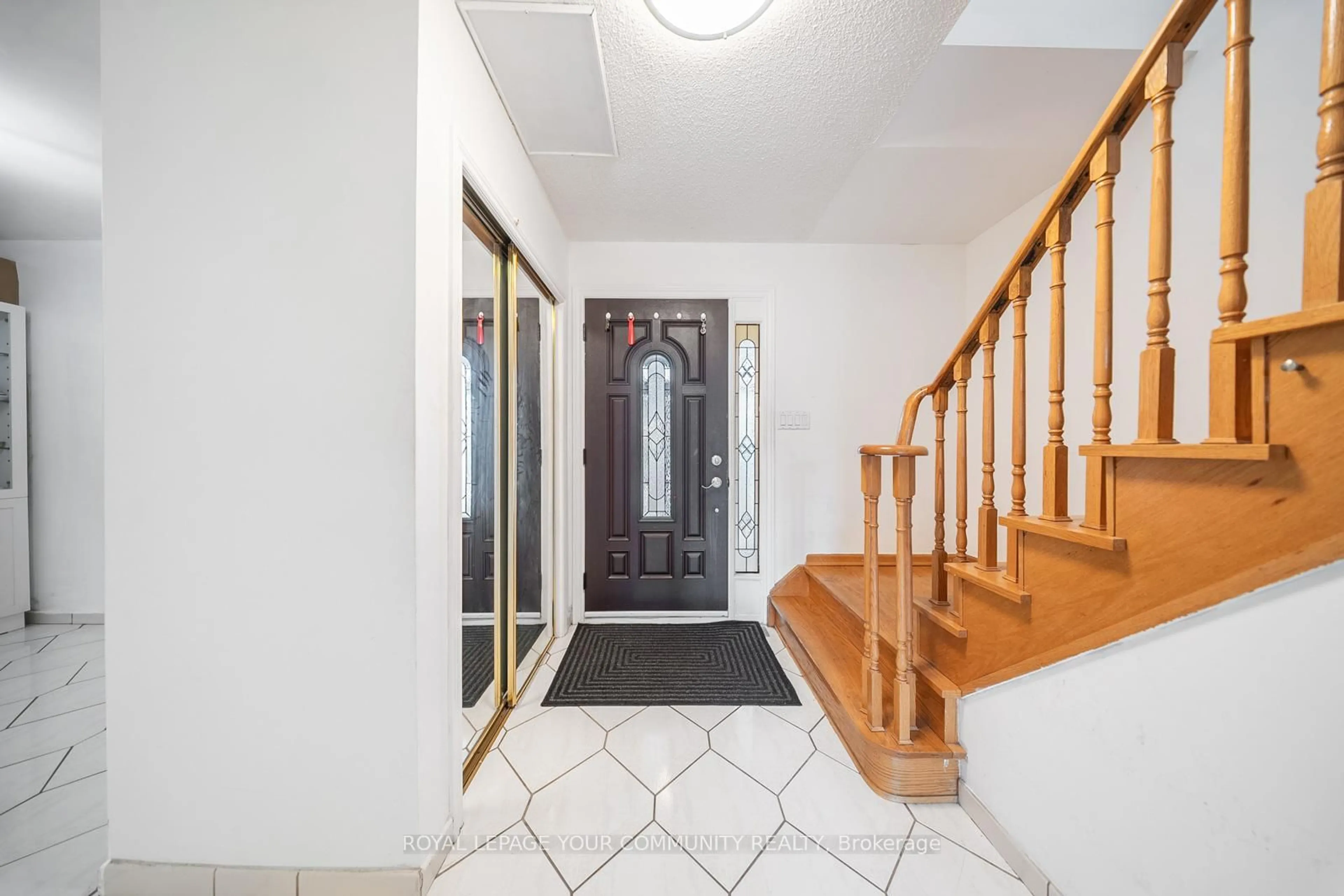 Indoor foyer for 353 Rutherford Rd, Brampton Ontario L6V 3V9