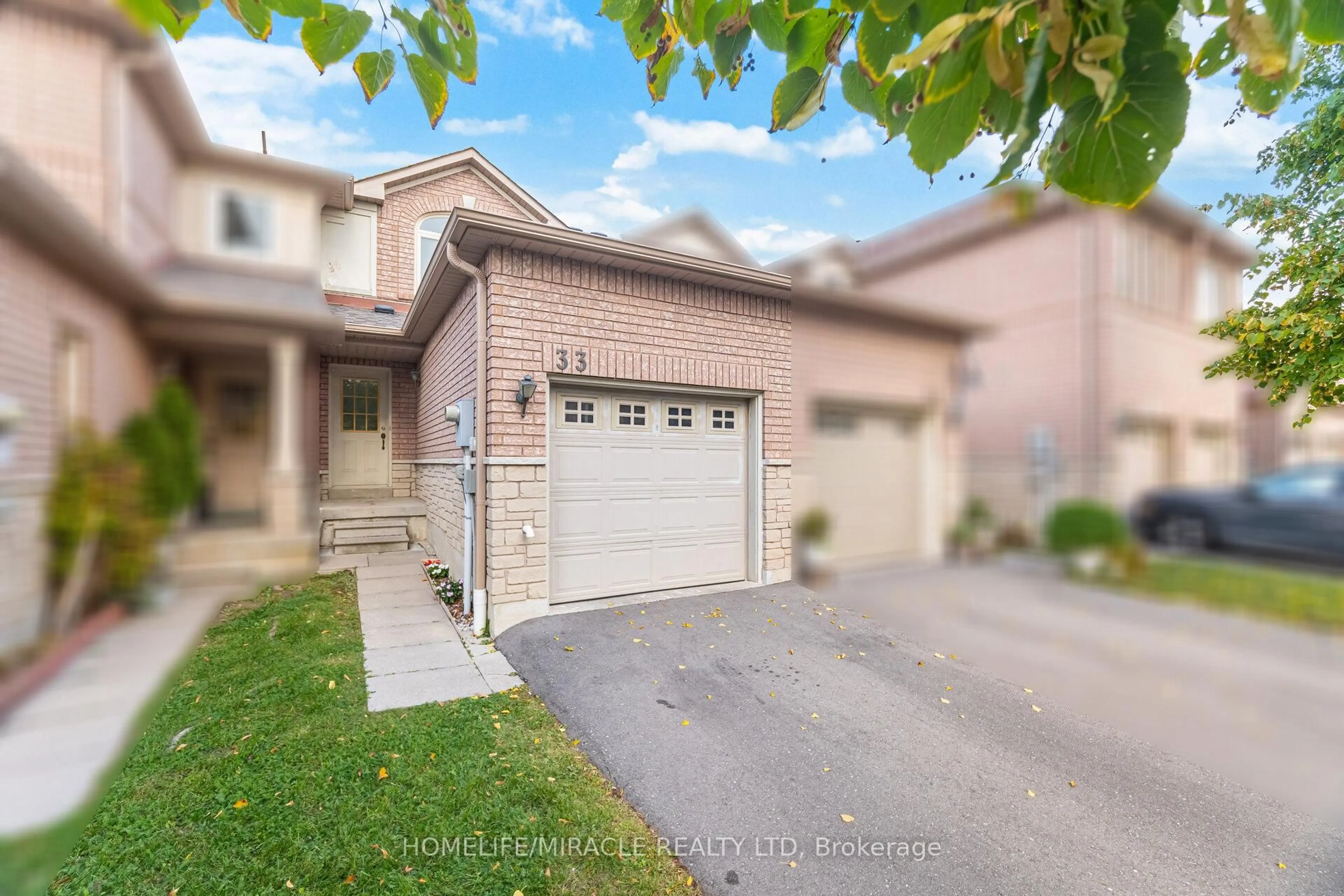 A pic from outside/outdoor area/front of a property/back of a property/a pic from drone, street for 1285 Bristol Rd #33, Mississauga Ontario L5V 2H5