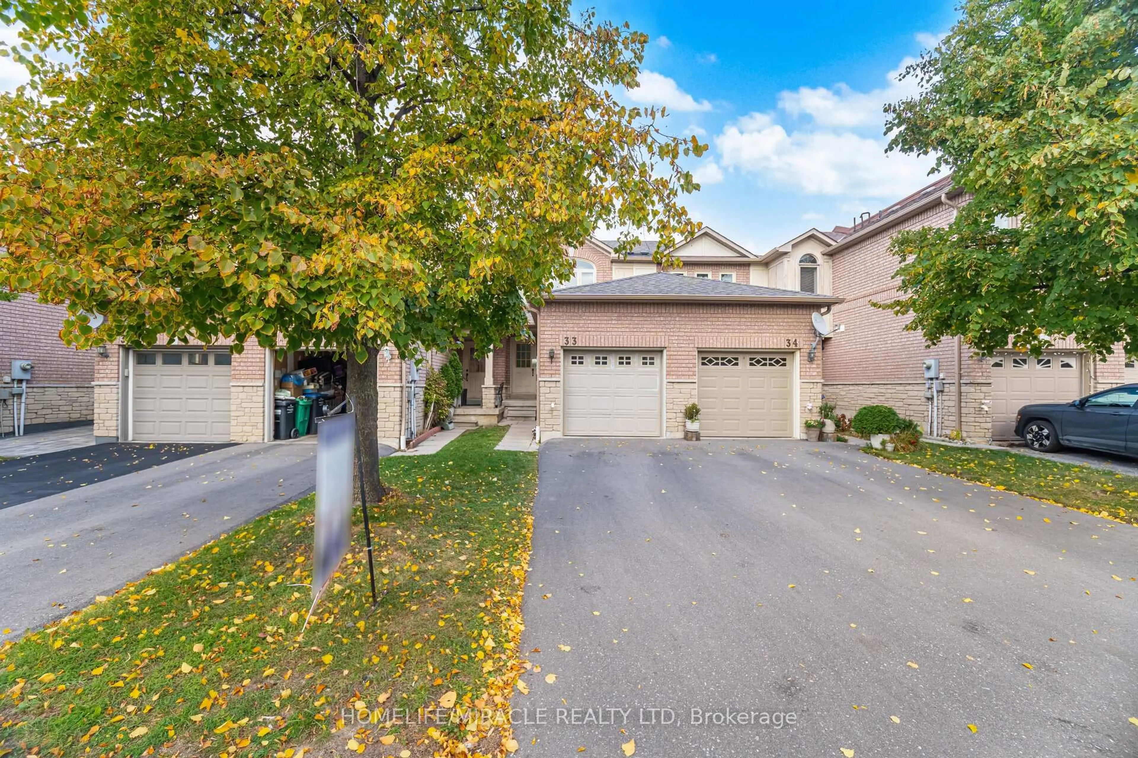 A pic from outside/outdoor area/front of a property/back of a property/a pic from drone, street for 1285 Bristol Rd #33, Mississauga Ontario L5V 2H5