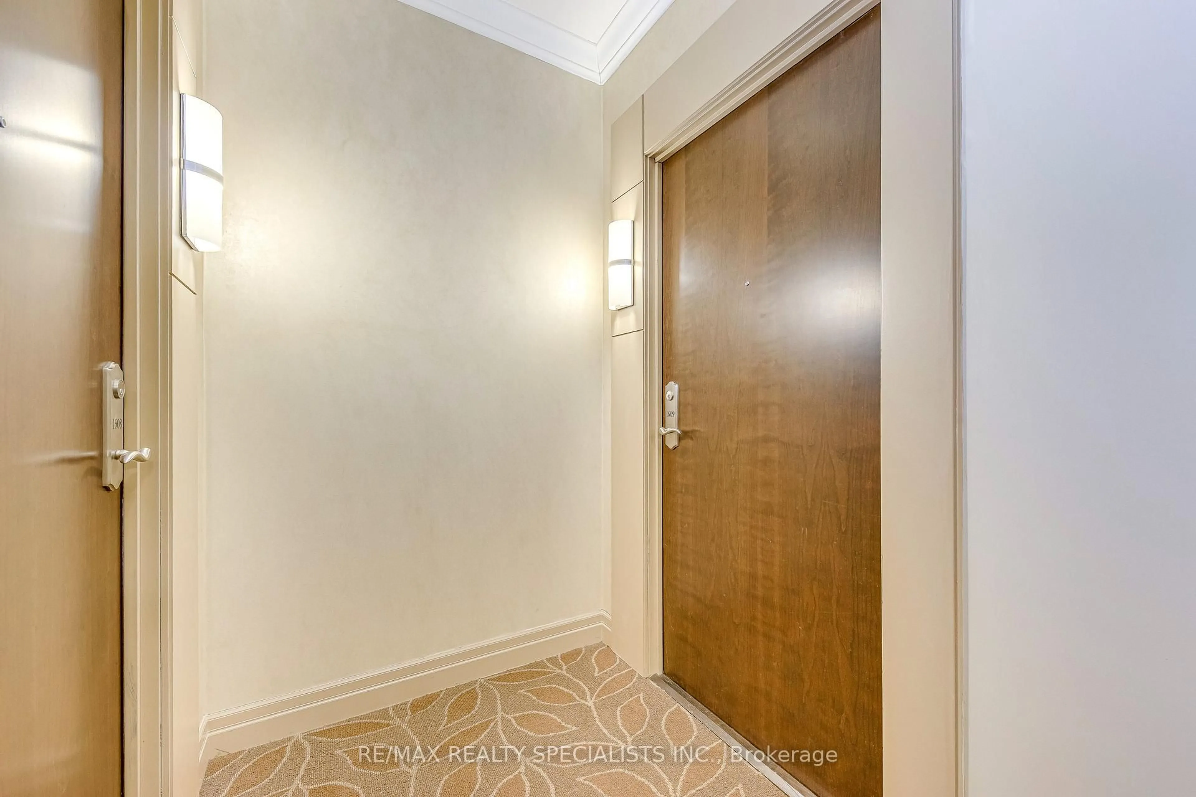 Indoor entryway for 100 John St #1609, Brampton Ontario L6W 0A8