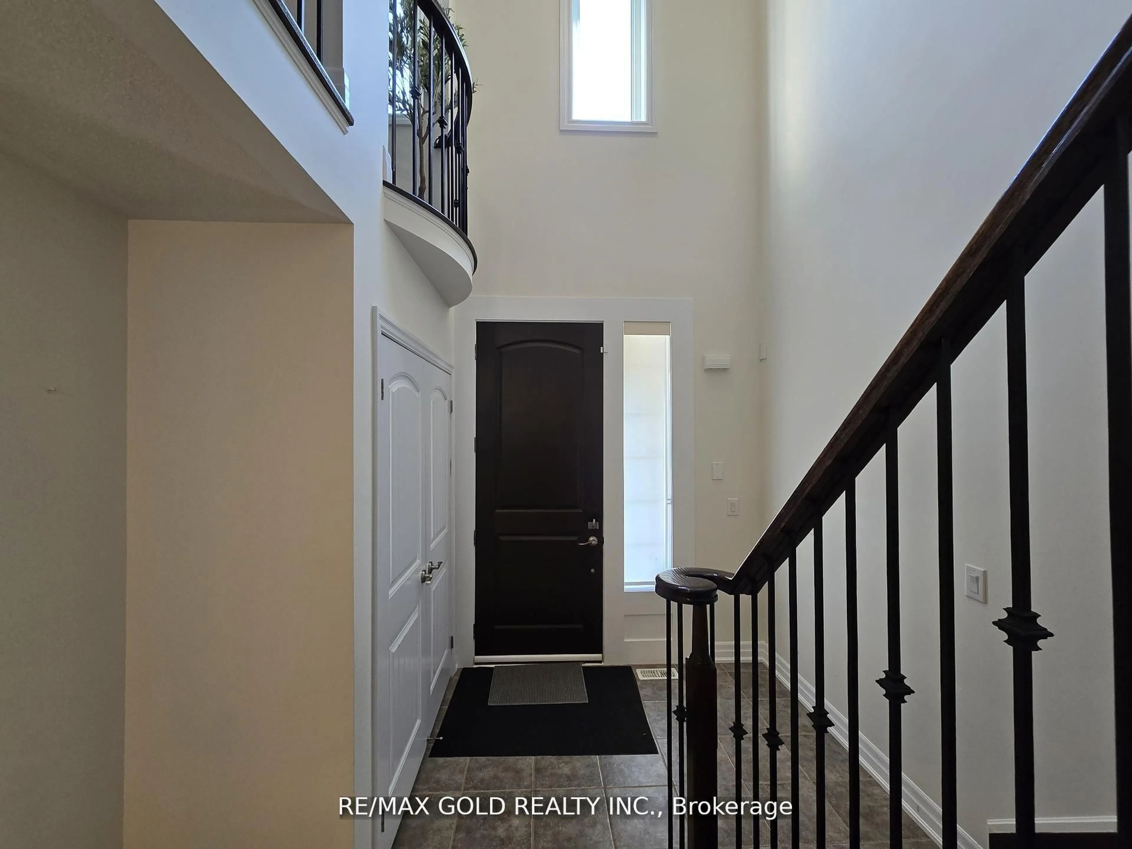 Indoor entryway for 87 Scott Blvd, Milton Ontario L9T 0S3