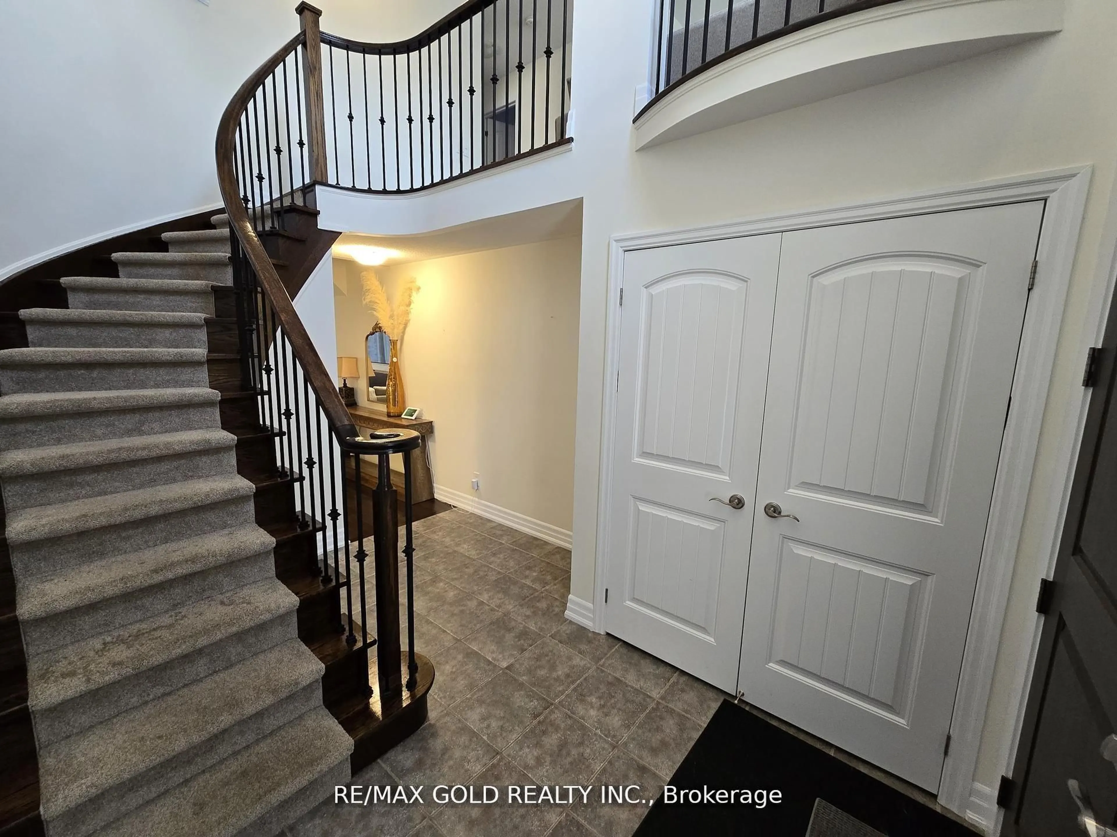 Indoor entryway for 87 Scott Blvd, Milton Ontario L9T 0S3