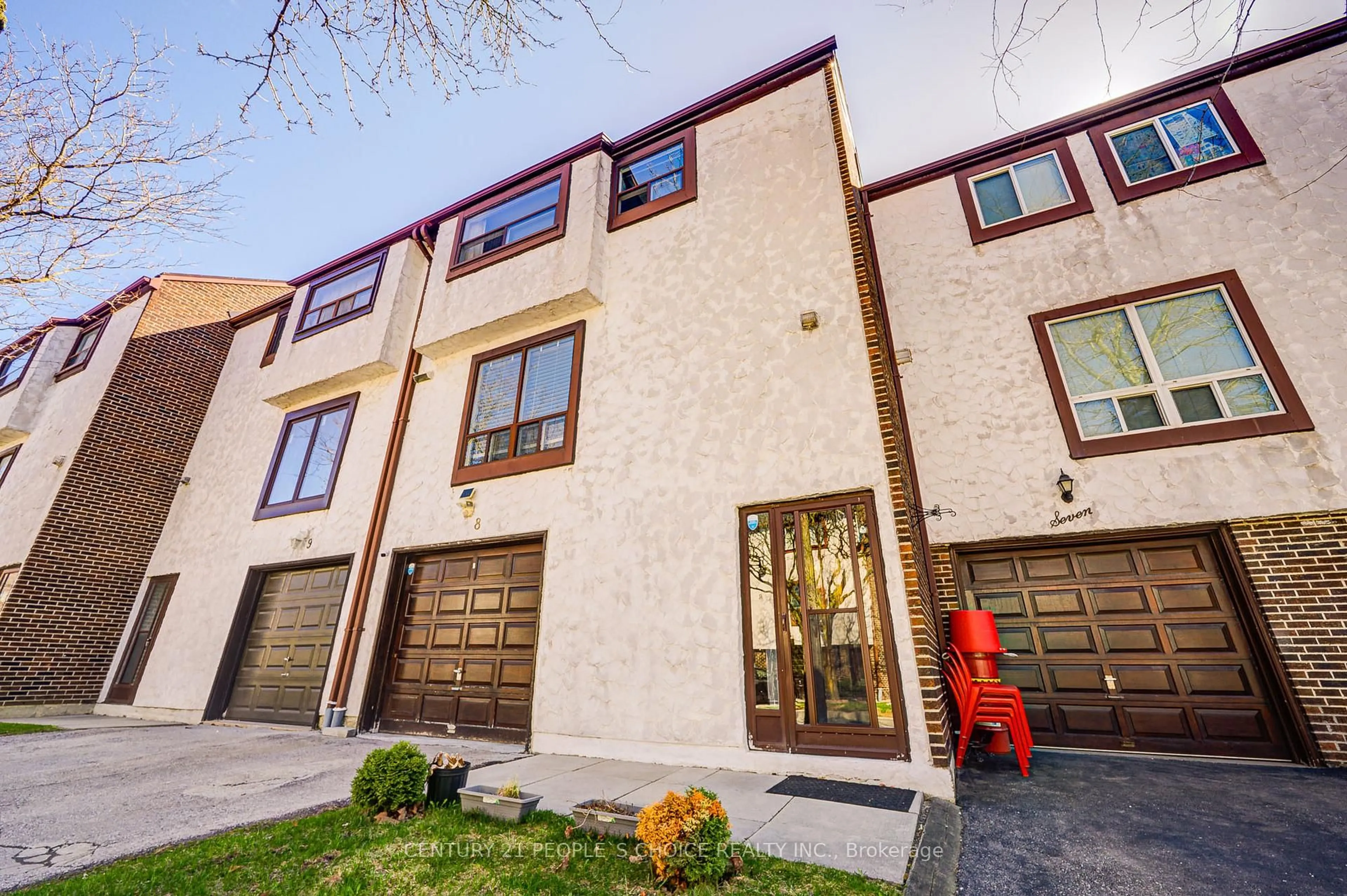 Home with brick exterior material, street for 4020 Brandon Gate Dr #8, Mississauga Ontario L4T 3W8