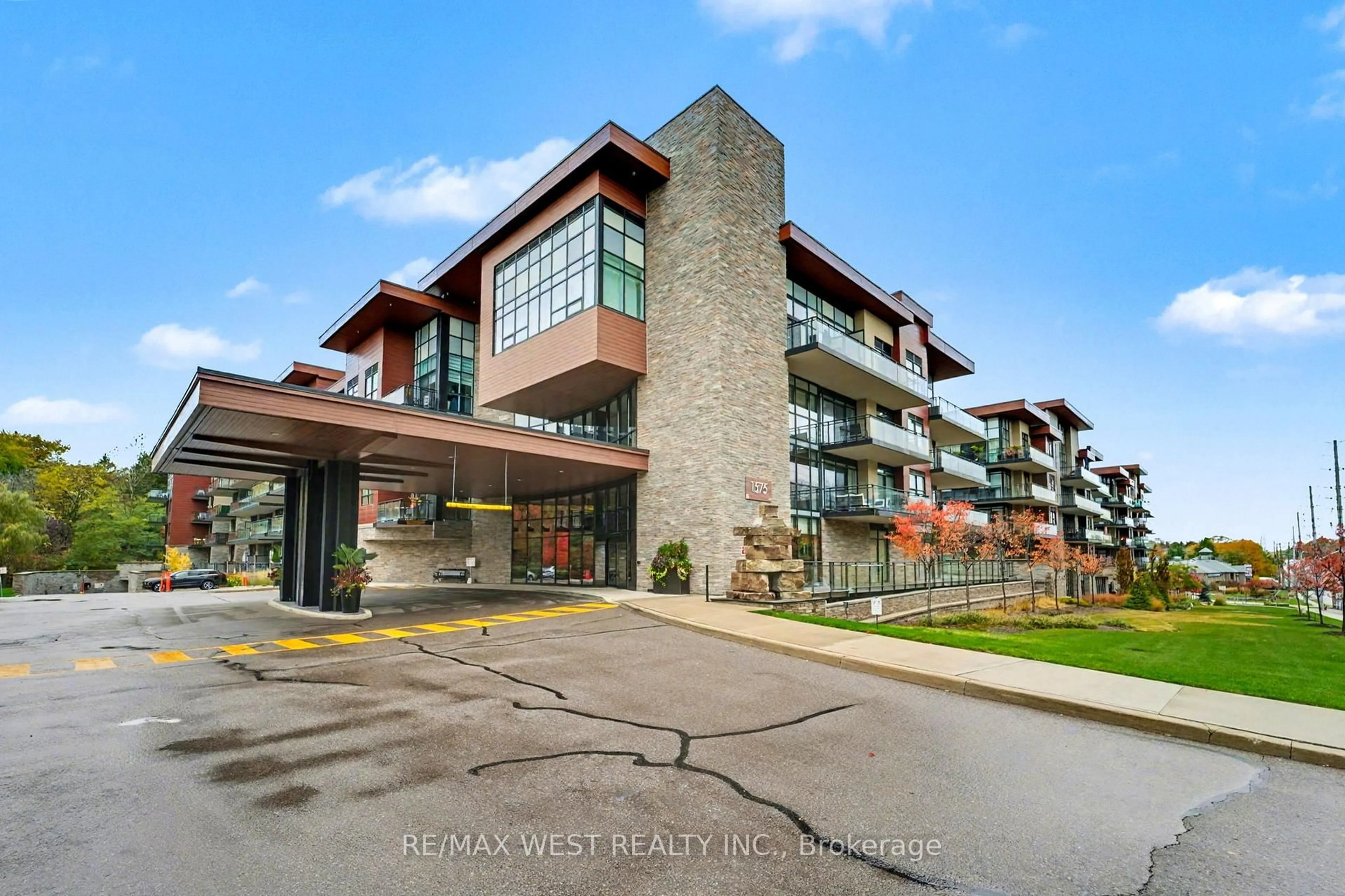 Indoor foyer for 1575 Lakeshore Rd #357, Mississauga Ontario L5J 0B1