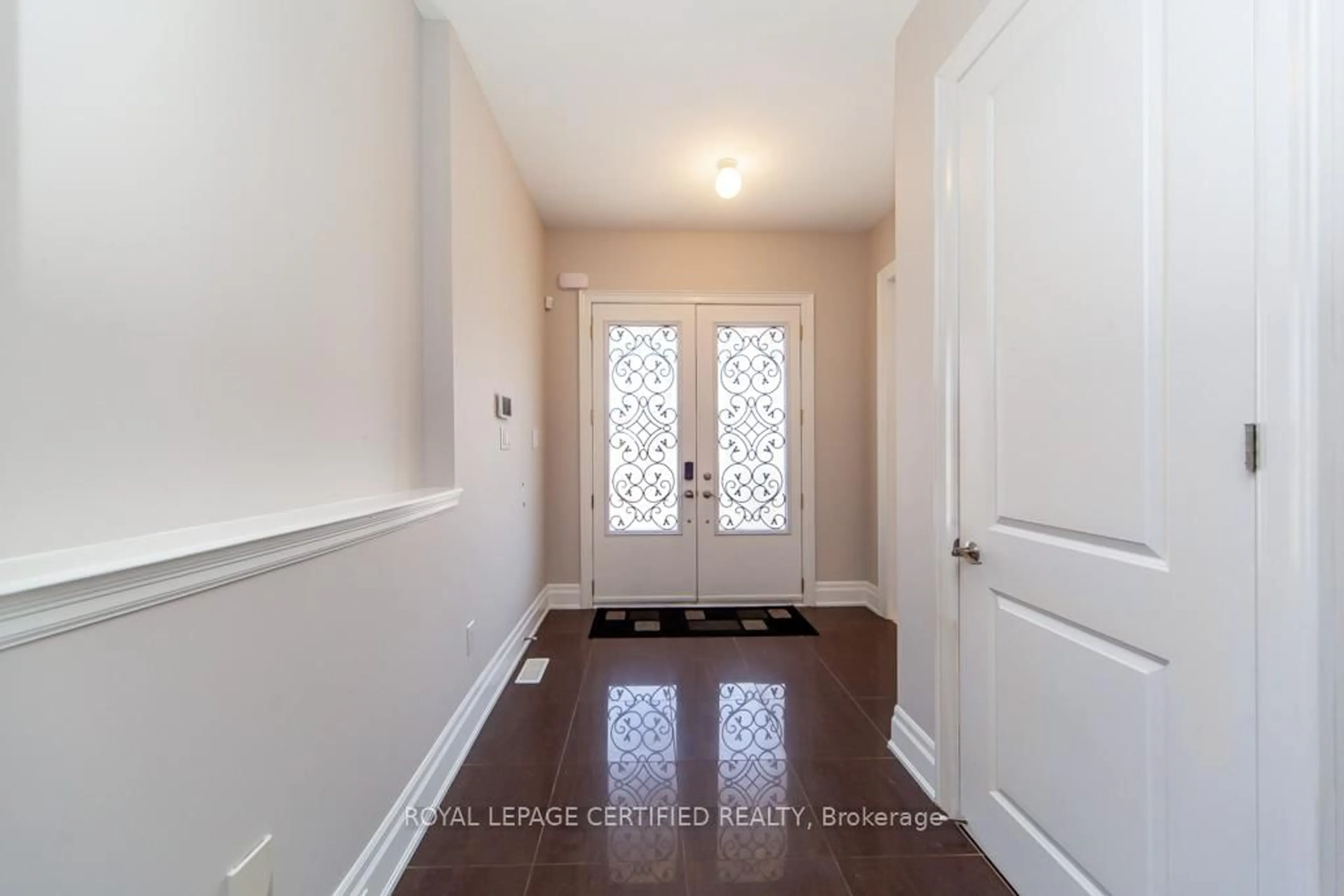 Indoor entryway for 3420 MISTWELL Cres, Oakville Ontario L6L 0A3
