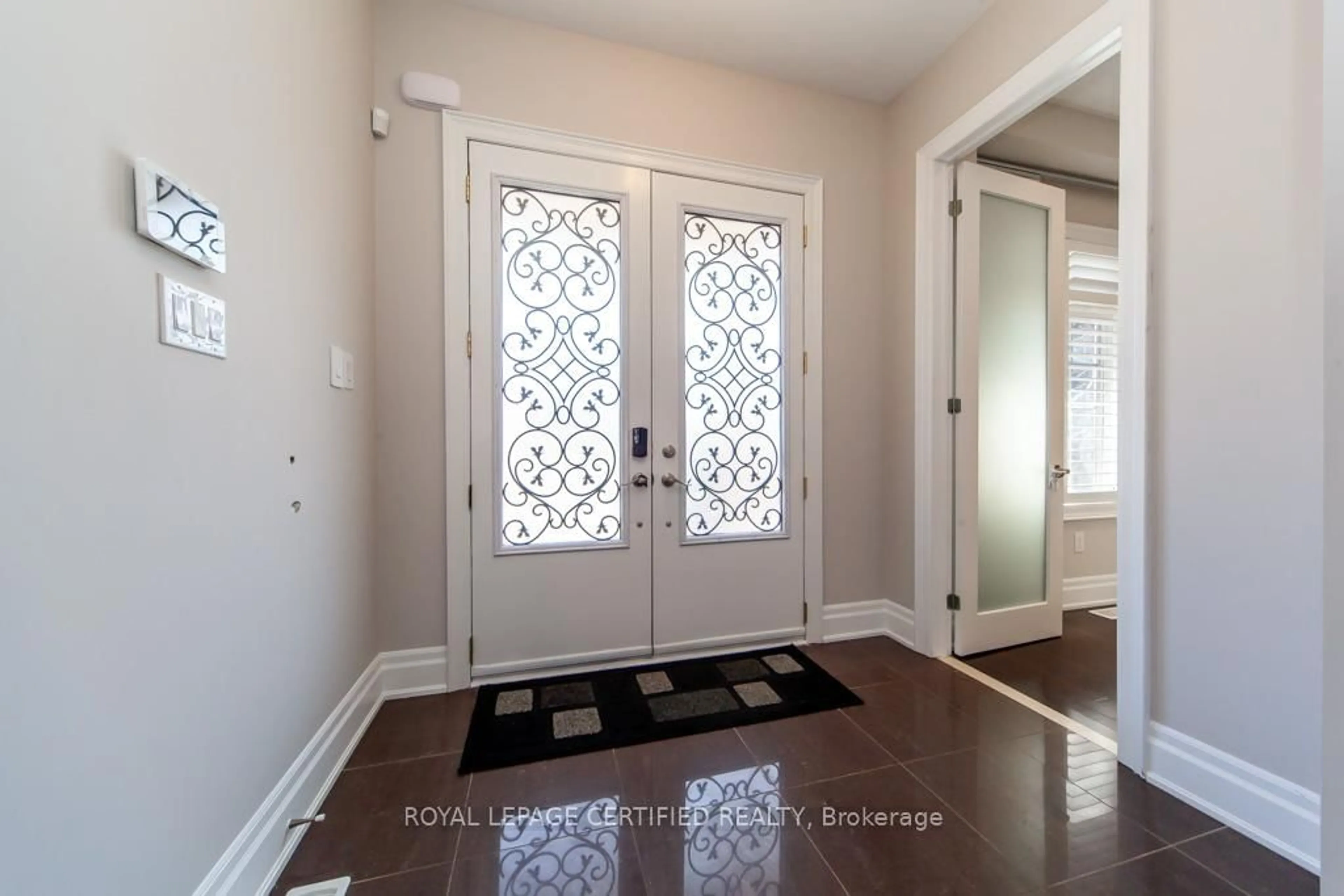 Indoor entryway for 3420 MISTWELL Cres, Oakville Ontario L6L 0A3