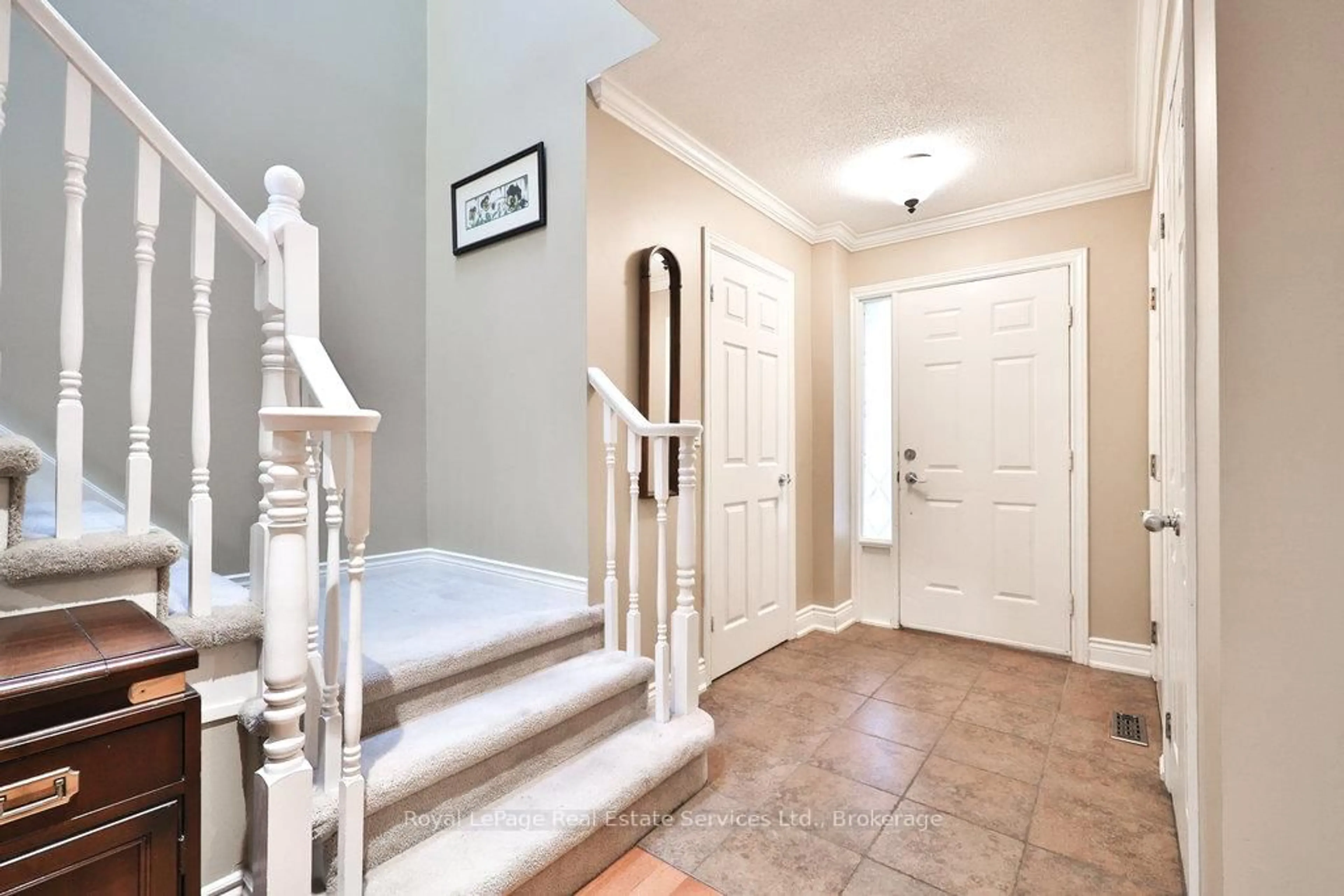 Indoor entryway for 2318 Marine Dr #2, Oakville Ontario L6L 1C3