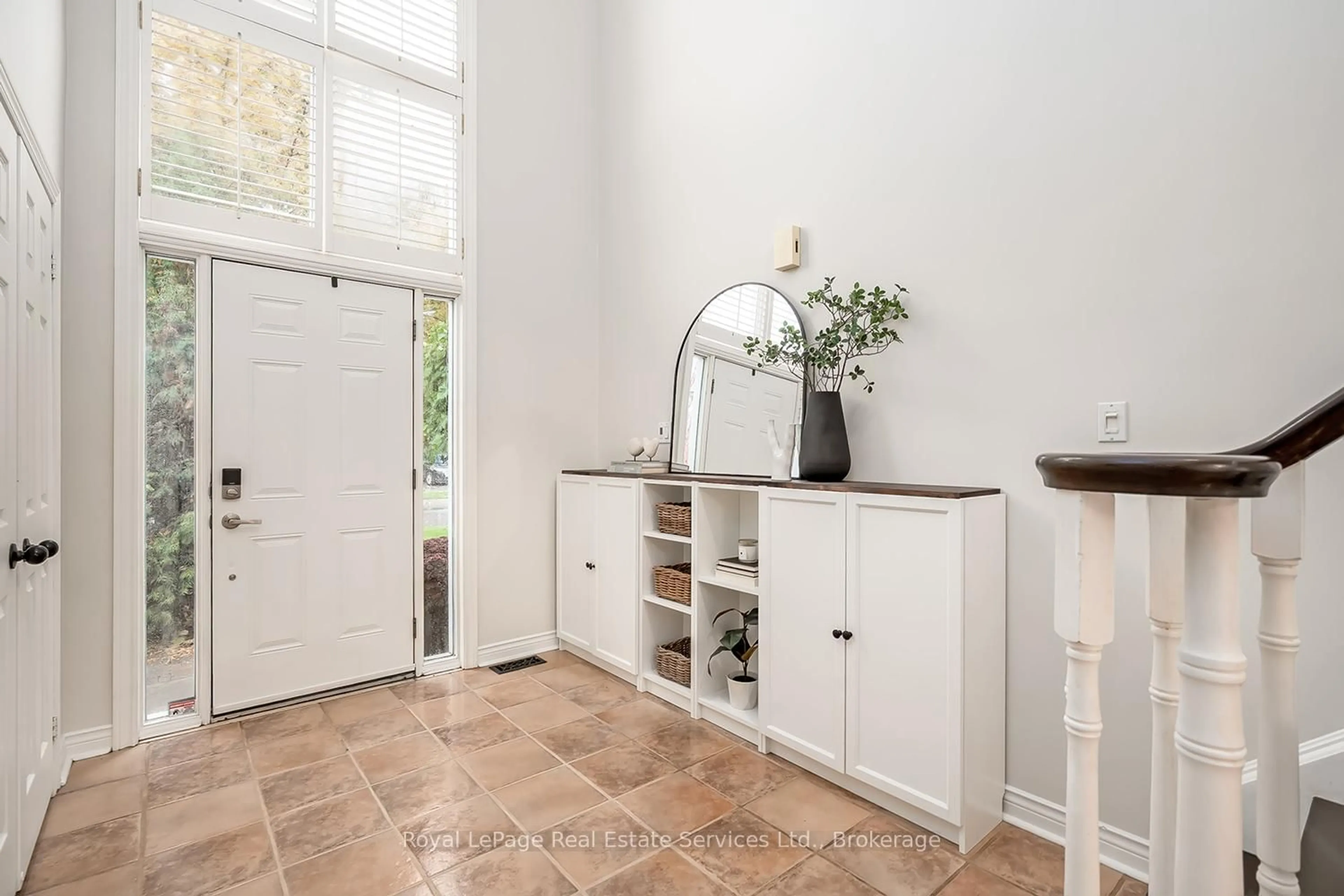 Indoor entryway for 2620 Andover Rd, Oakville Ontario L6H 6C4