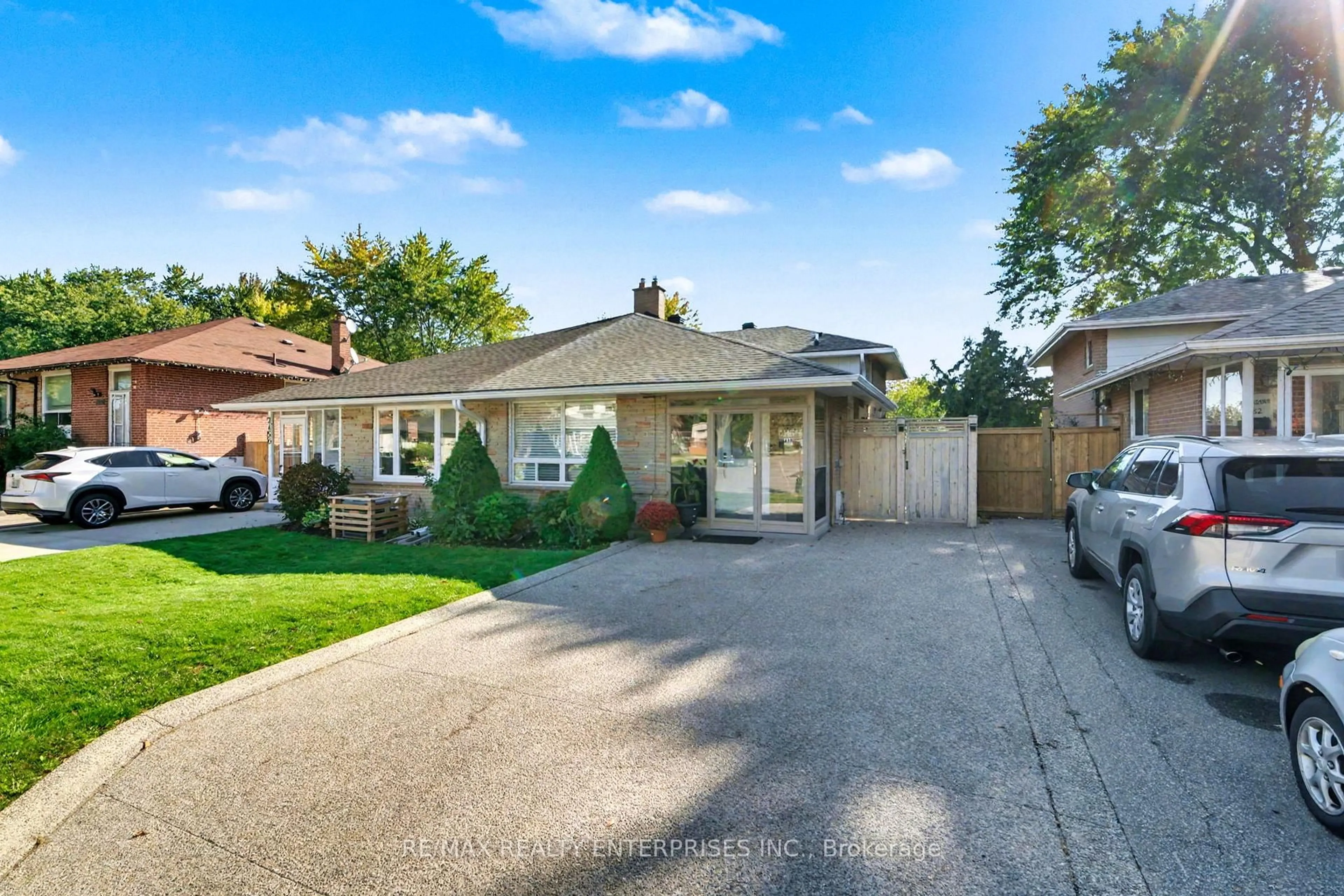 A pic from outside/outdoor area/front of a property/back of a property/a pic from drone, street for 2458 Padstow Cres, Mississauga Ontario L5J 2G4