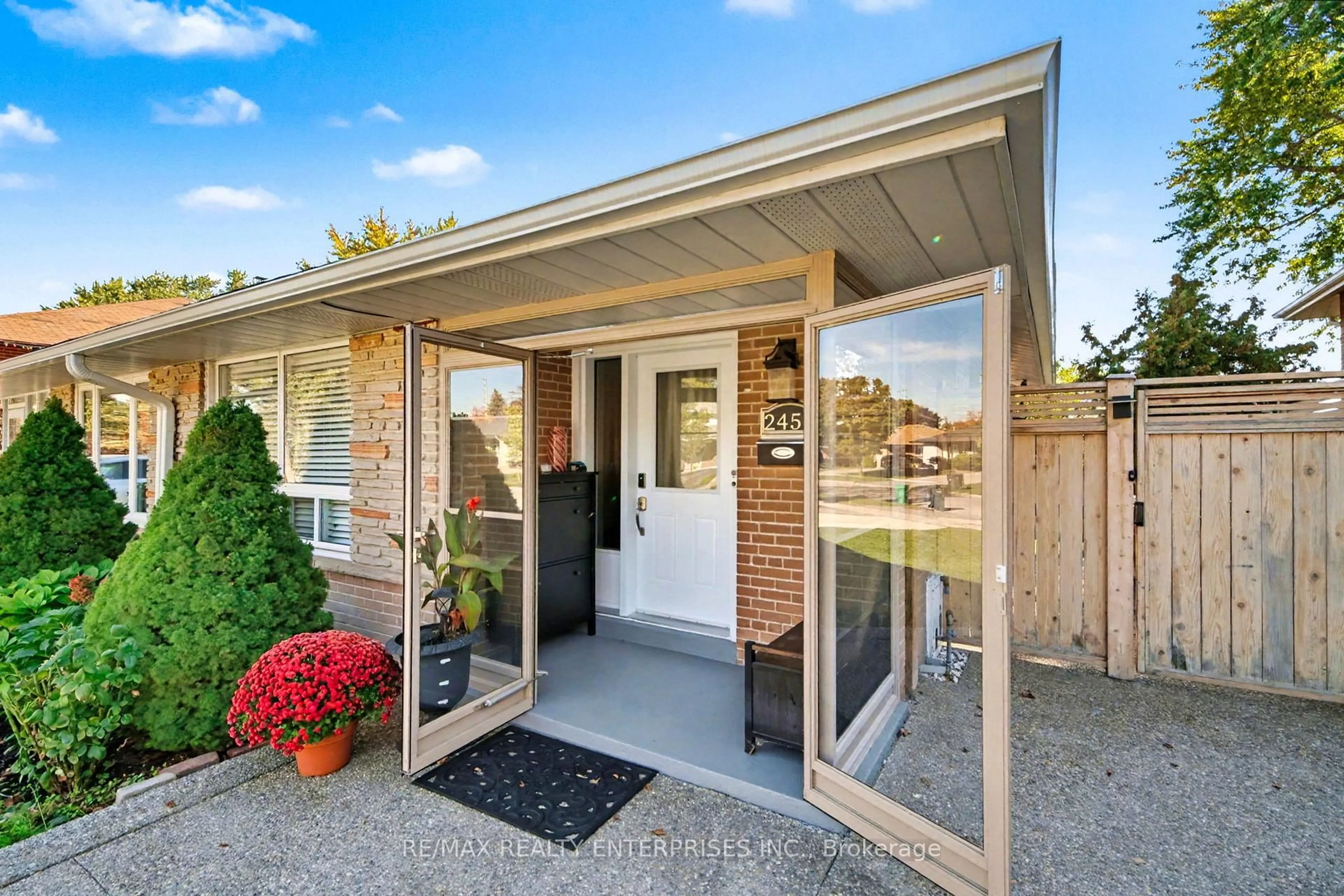 Home with vinyl exterior material, street for 2458 Padstow Cres, Mississauga Ontario L5J 2G4