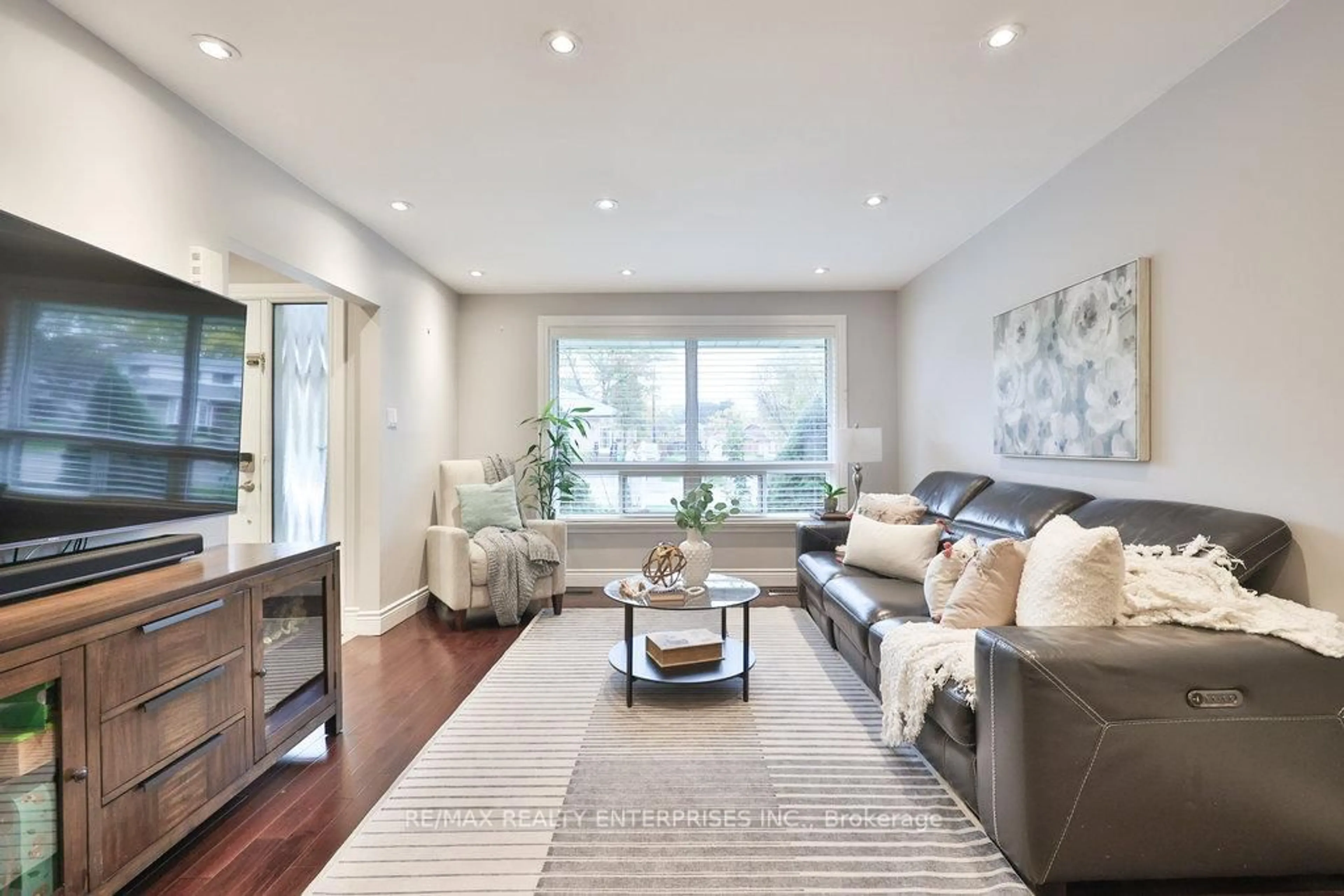 Living room with furniture, wood/laminate floor for 2458 Padstow Cres, Mississauga Ontario L5J 2G4