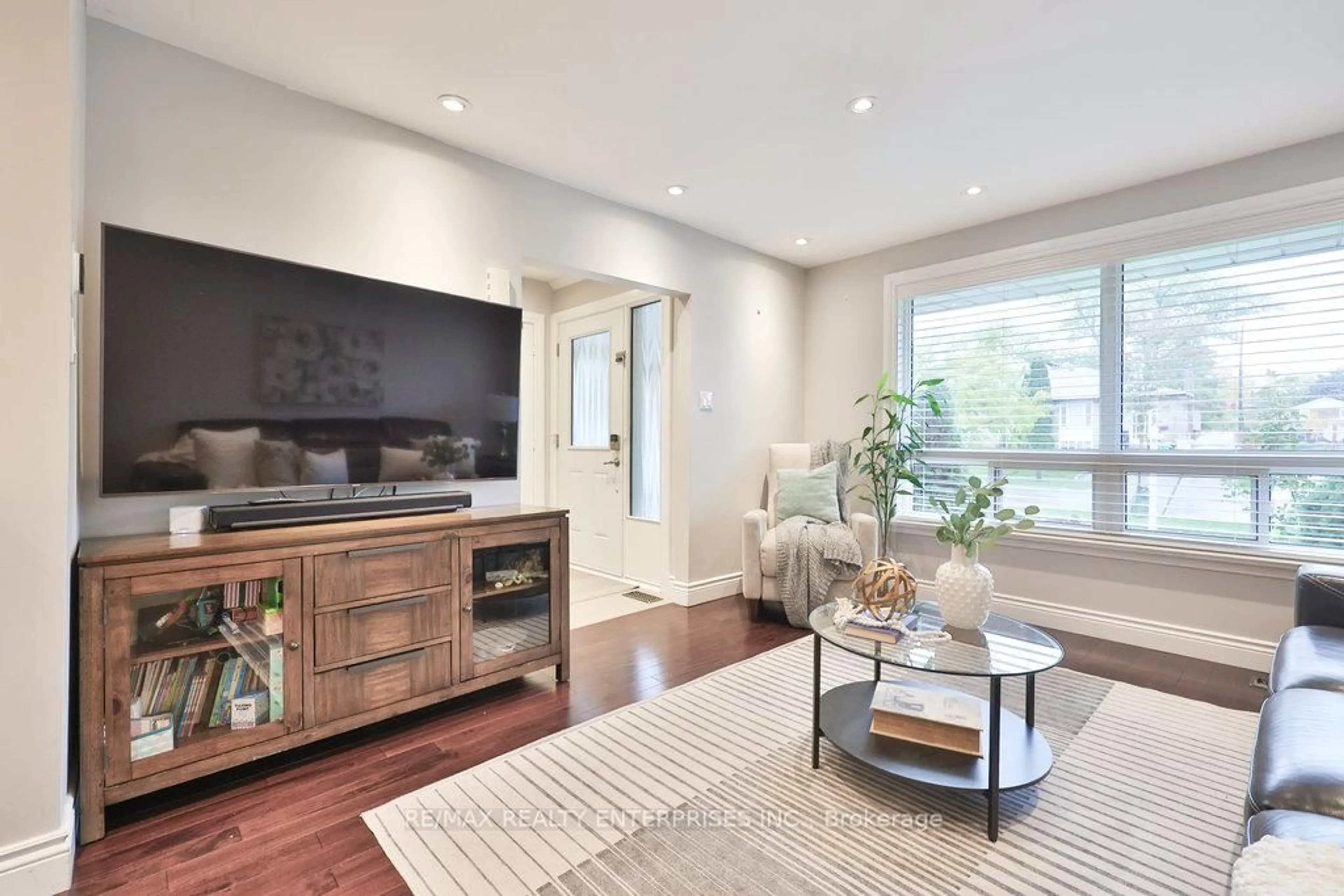 Living room with furniture, wood/laminate floor for 2458 Padstow Cres, Mississauga Ontario L5J 2G4