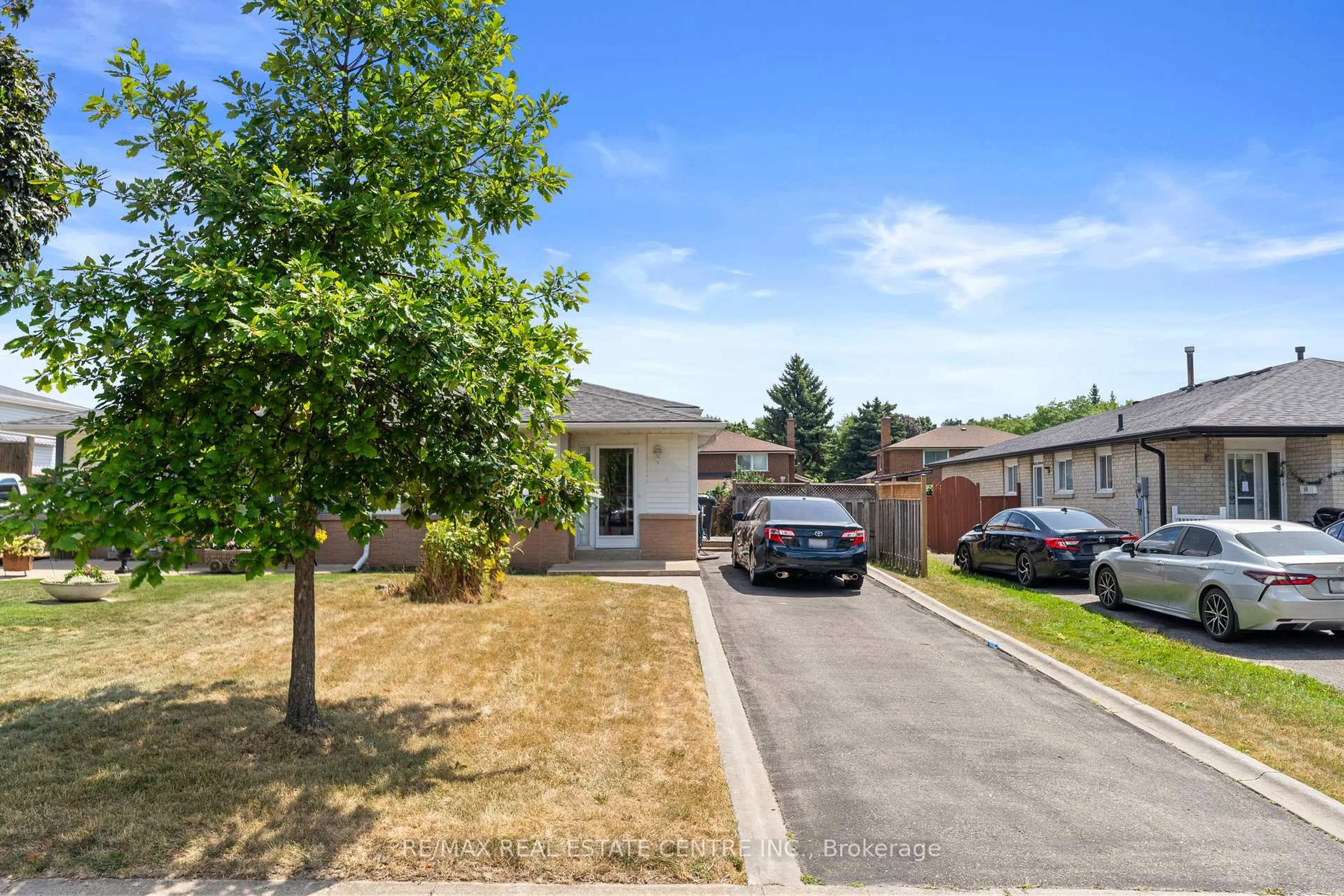 A pic from outside/outdoor area/front of a property/back of a property/a pic from drone, street for 48 Marblehead Cres, Brampton Ontario L6S 2V1