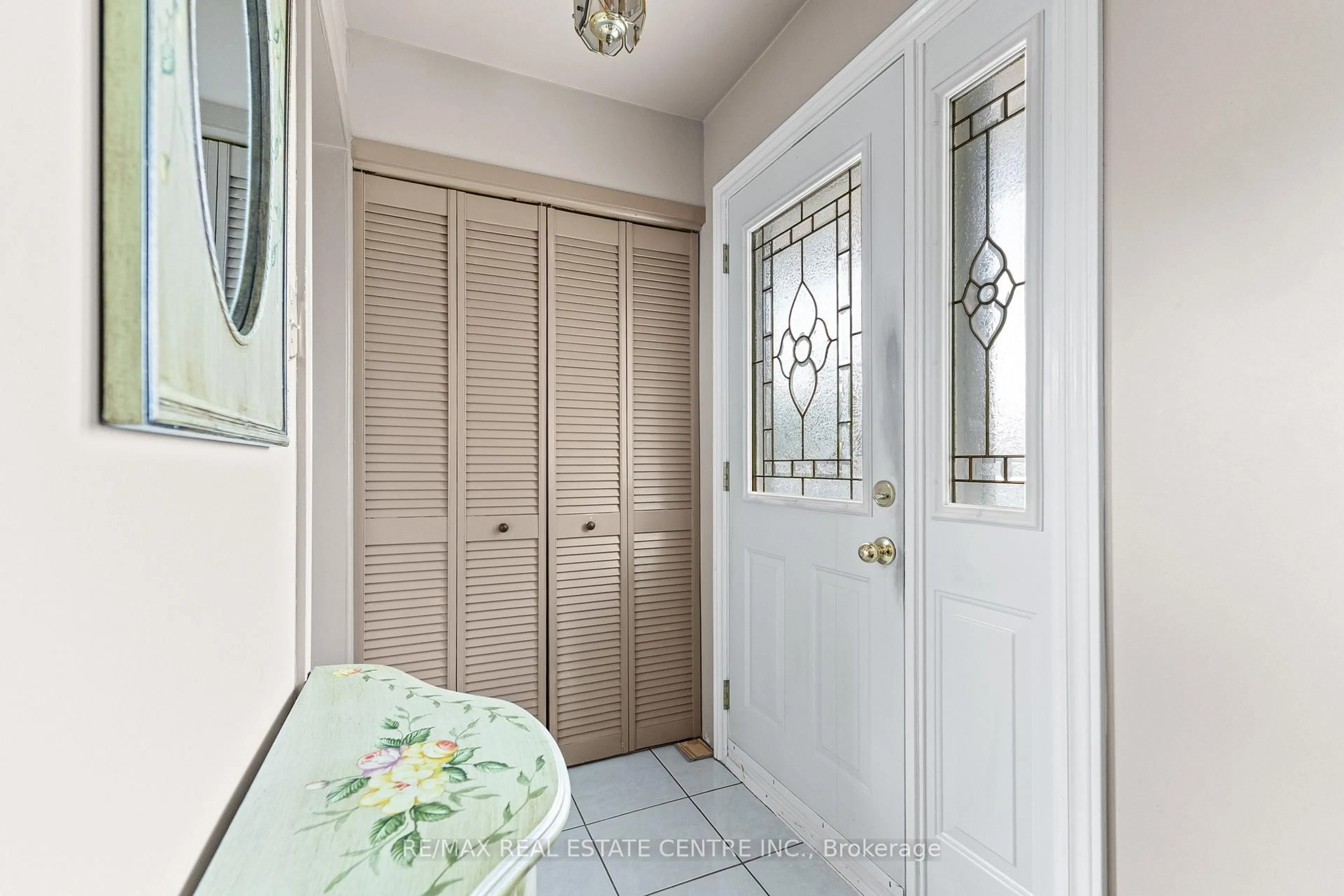 Indoor entryway for 48 Marblehead Cres, Brampton Ontario L6S 2V1