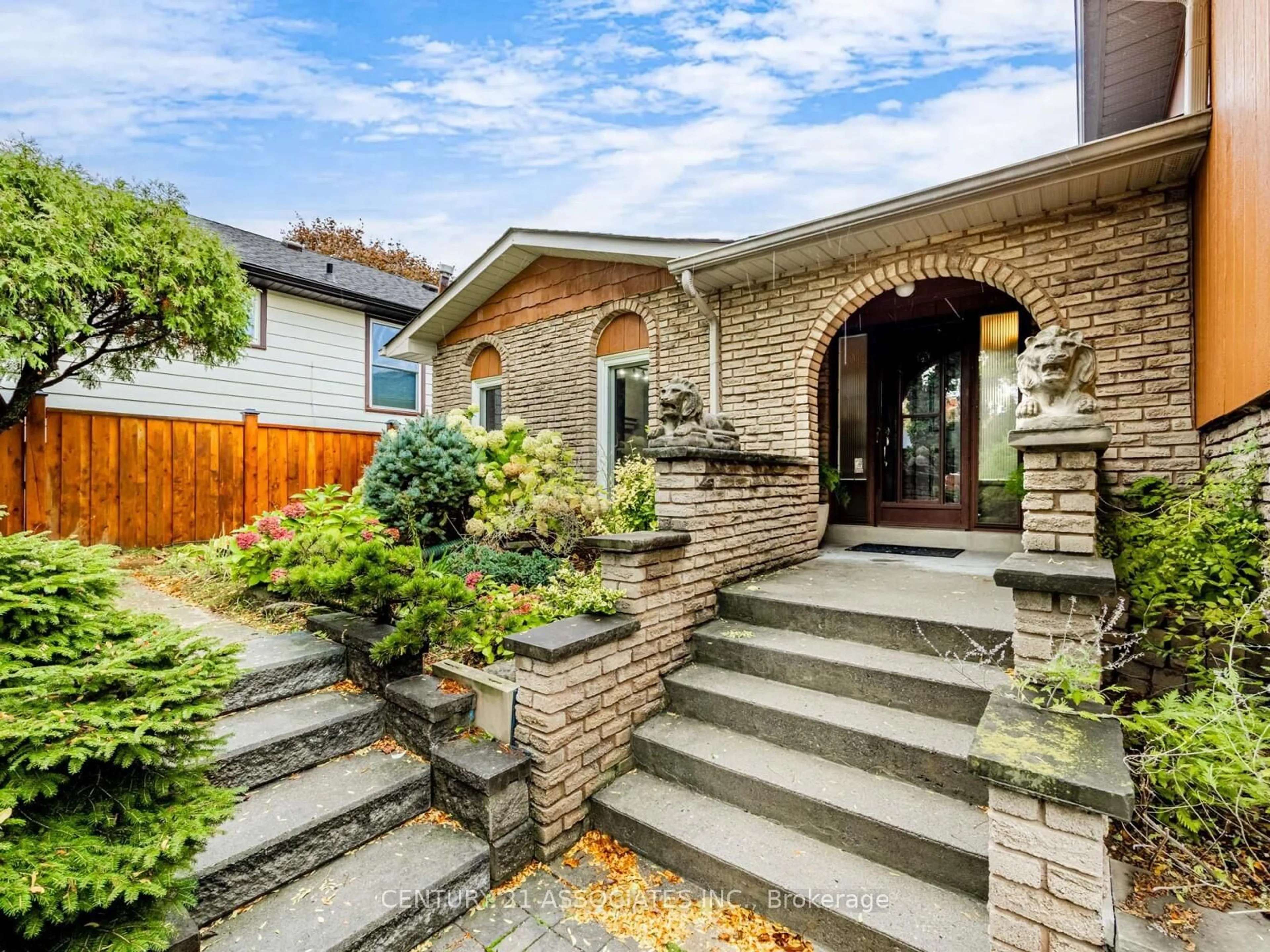 Home with brick exterior material, street for 3465 Rubens Crt, Burlington Ontario L7N 3K3